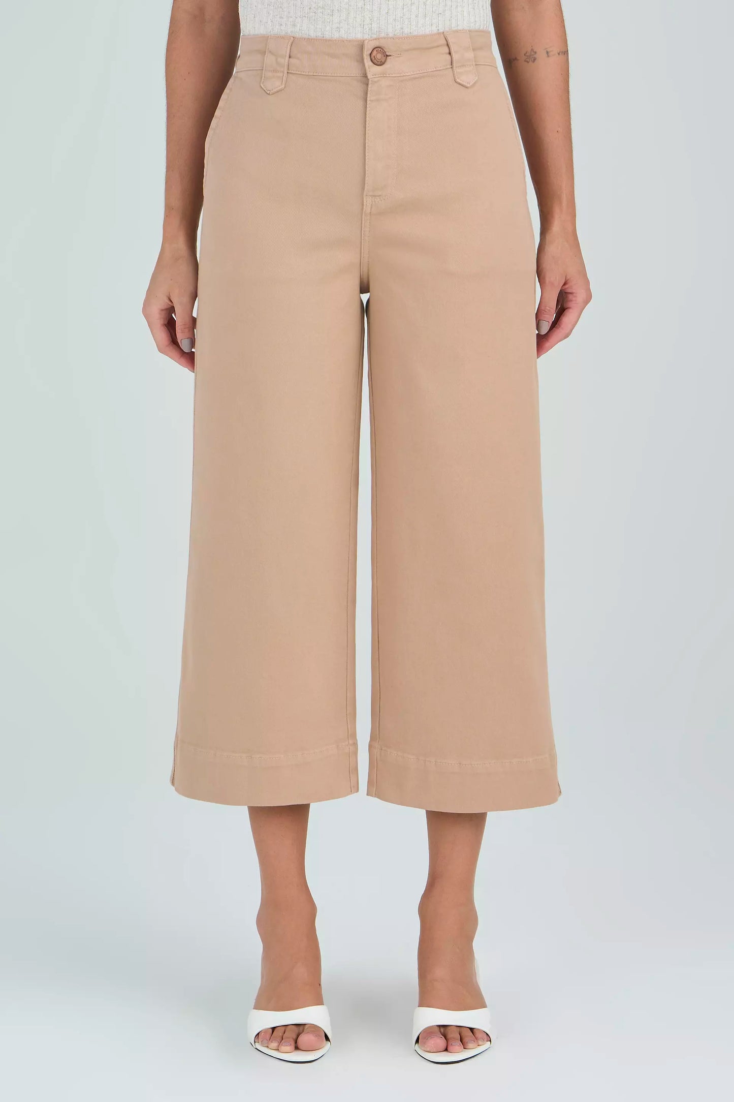 calça sarja pantacourt cintura intermediária com detalhe passante