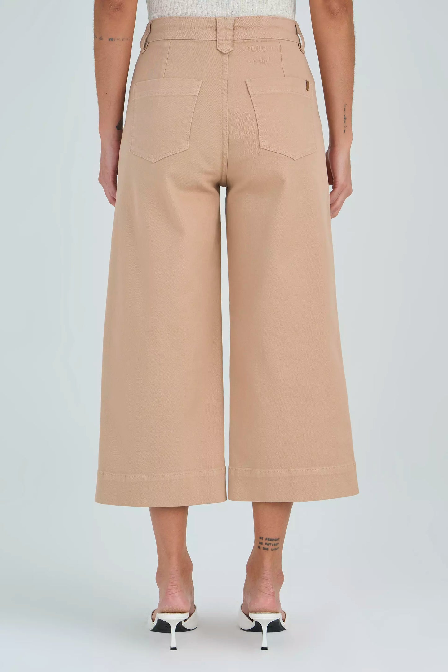 calça sarja pantacourt cintura intermediária com detalhe passante