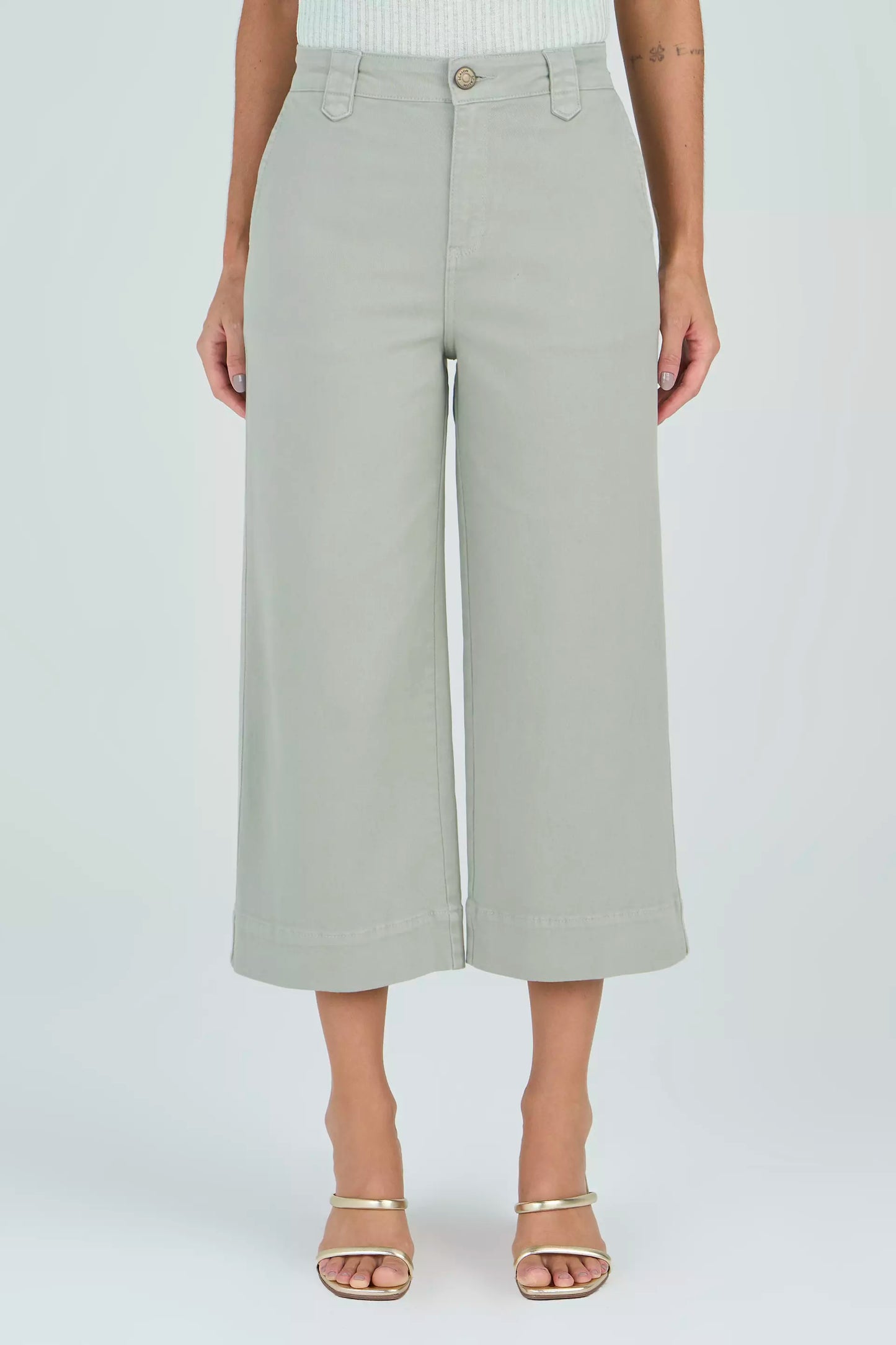 calça sarja pantacourt cintura intermediária com detalhe passante