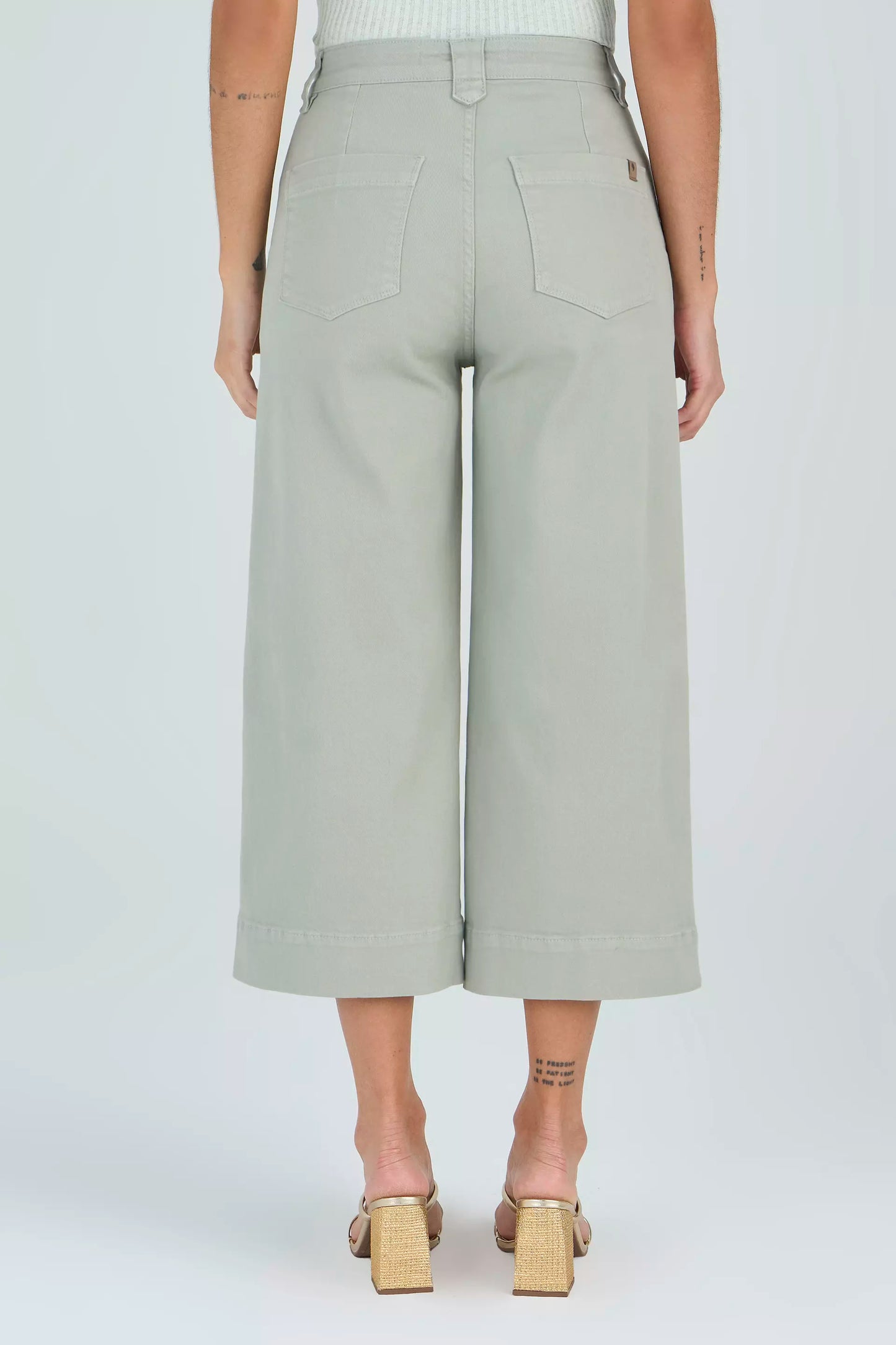 calça sarja pantacourt cintura intermediária com detalhe passante