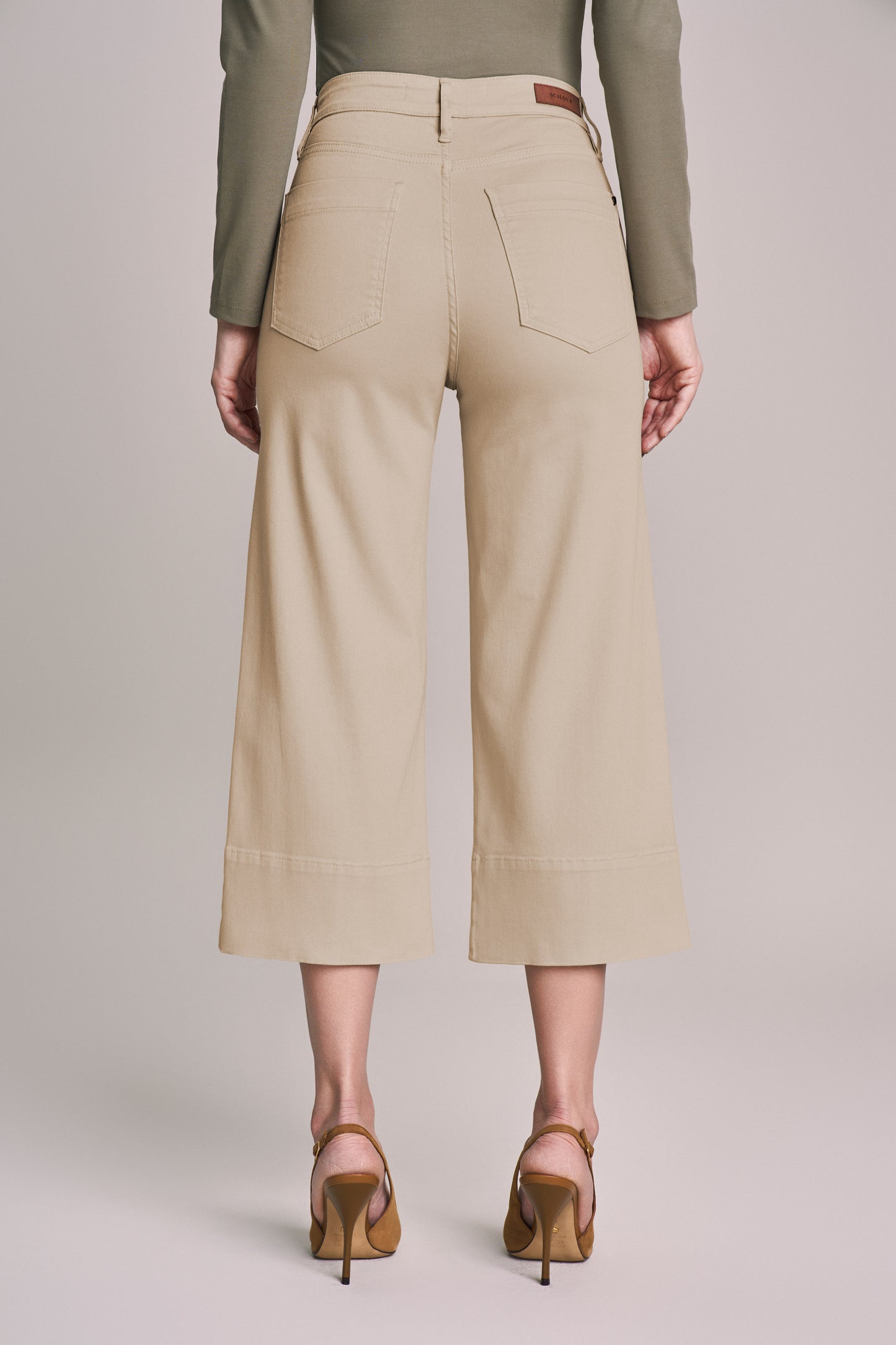 calça sarja pantacourt cintura intermediária com nervura