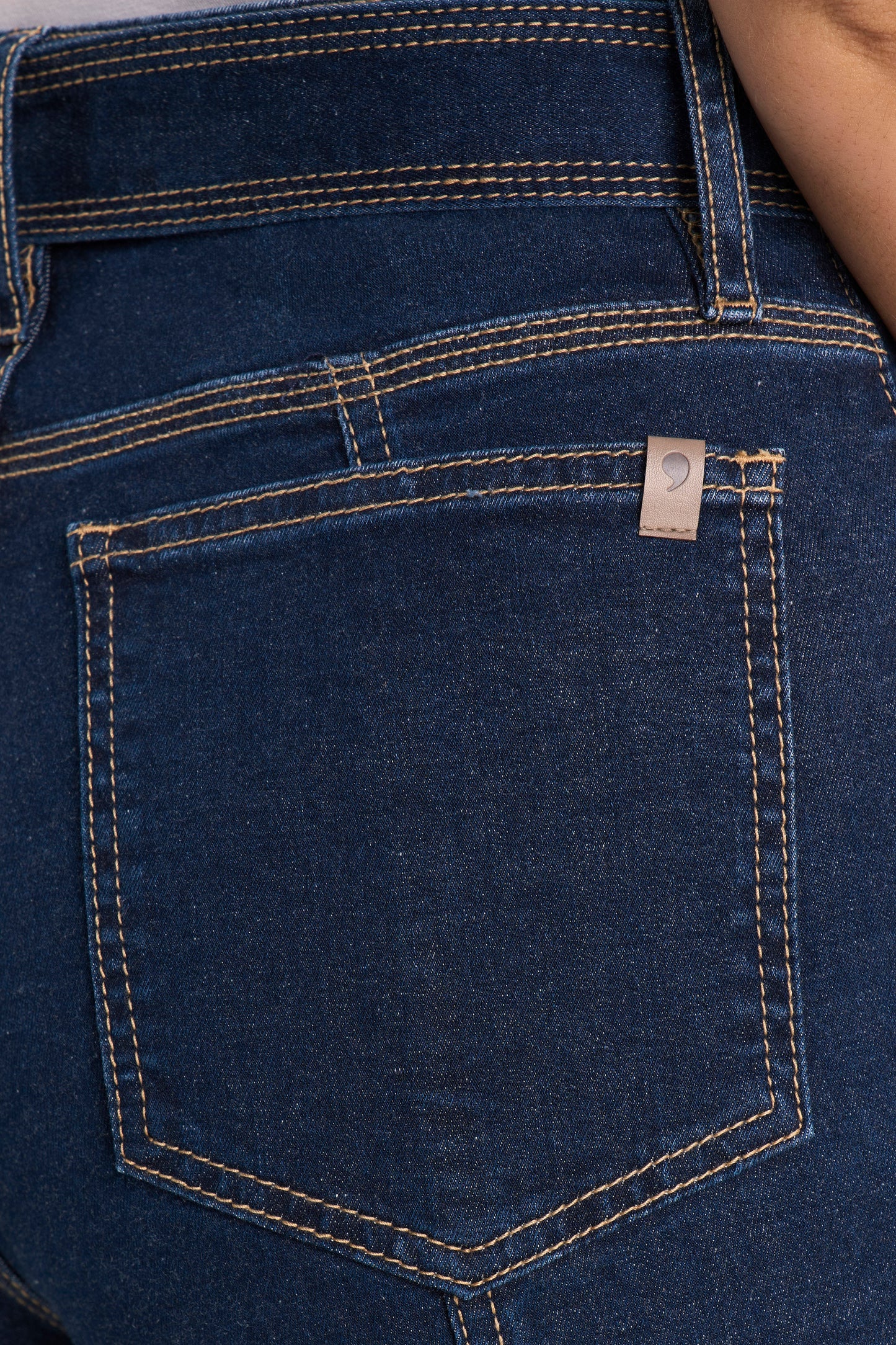 Calça Jeans Pantacourt Cintura Intermediária com Cinto