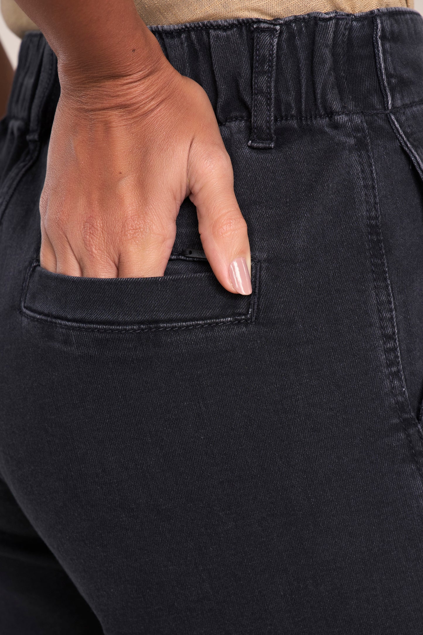 Calça Jeans Black Pantacourt Cintura Intermediária Cós com Elástico