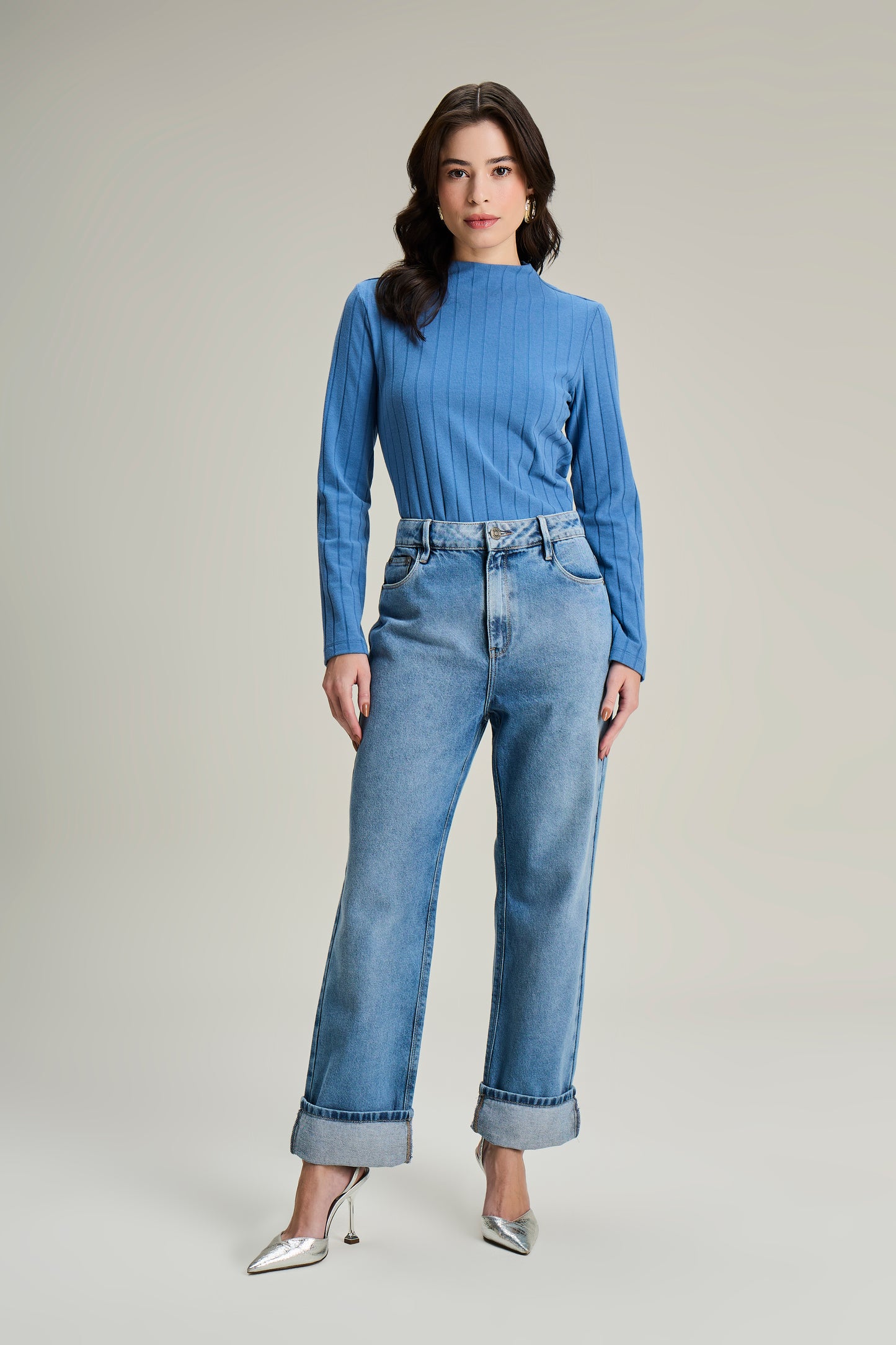 calça jeans boyfriend cintura intermediária com barra dobrada