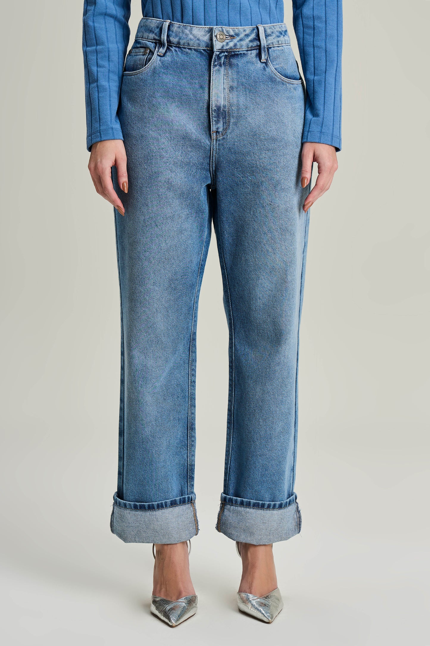 calça jeans boyfriend cintura intermediária com barra dobrada