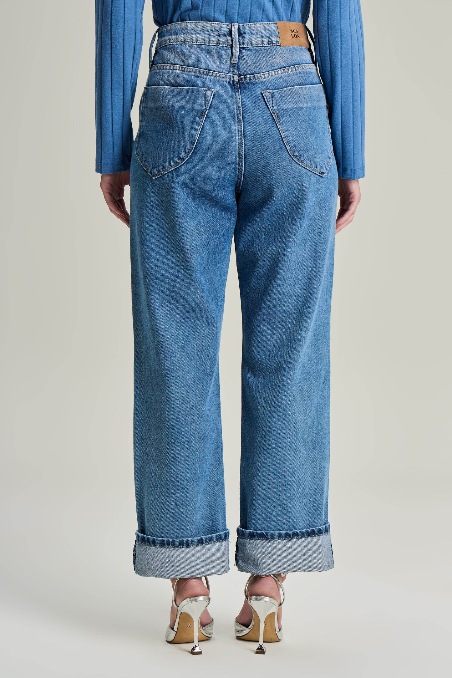 calça jeans boyfriend cintura intermediária com barra dobrada