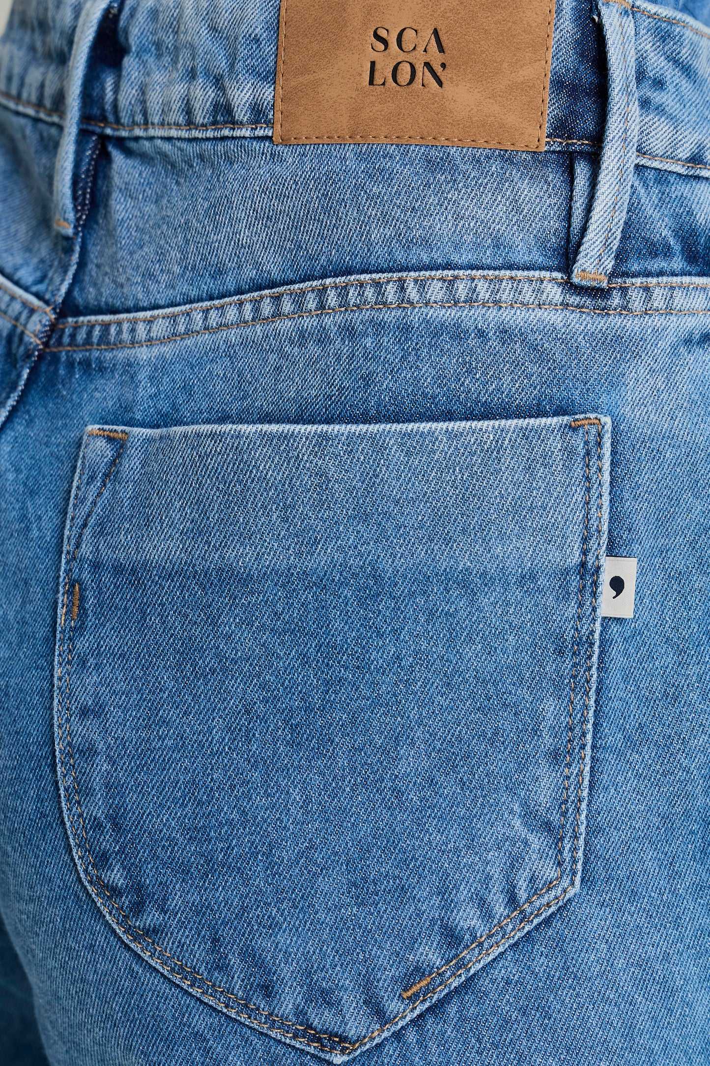 calça jeans boyfriend cintura intermediária com barra dobrada