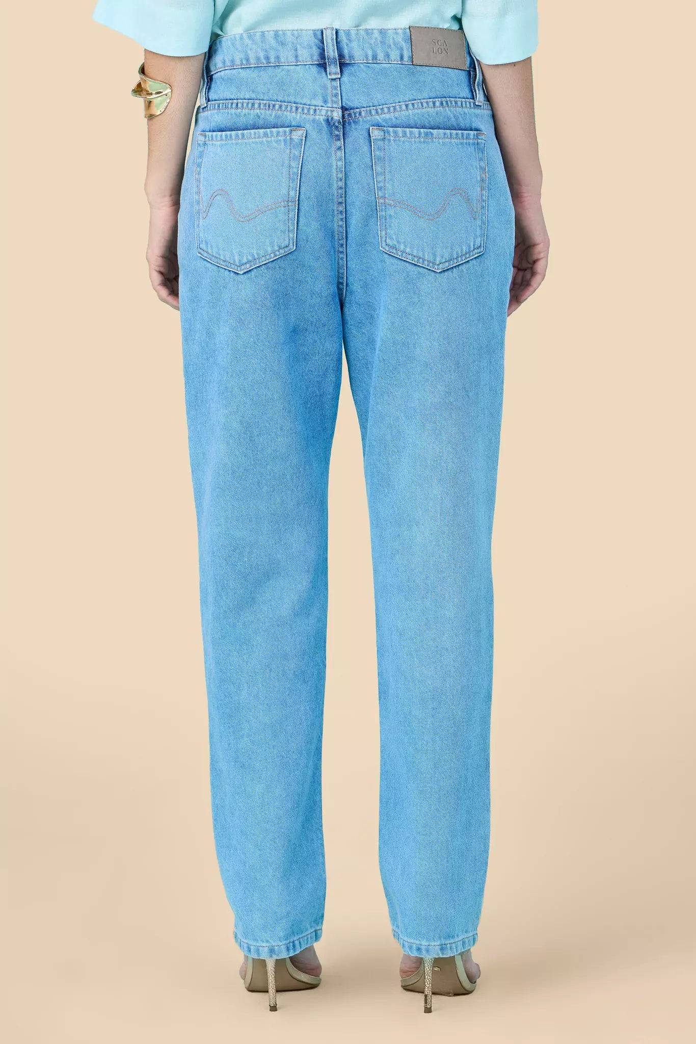 calça jeans boyfriend cintura intermediária com bolso faca