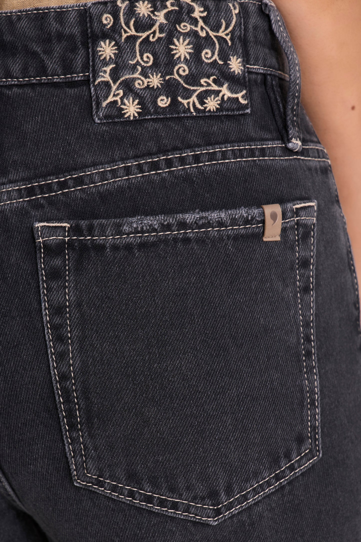 Calça Jeans Black Boyfriend Cintura Intermediária com Bordado