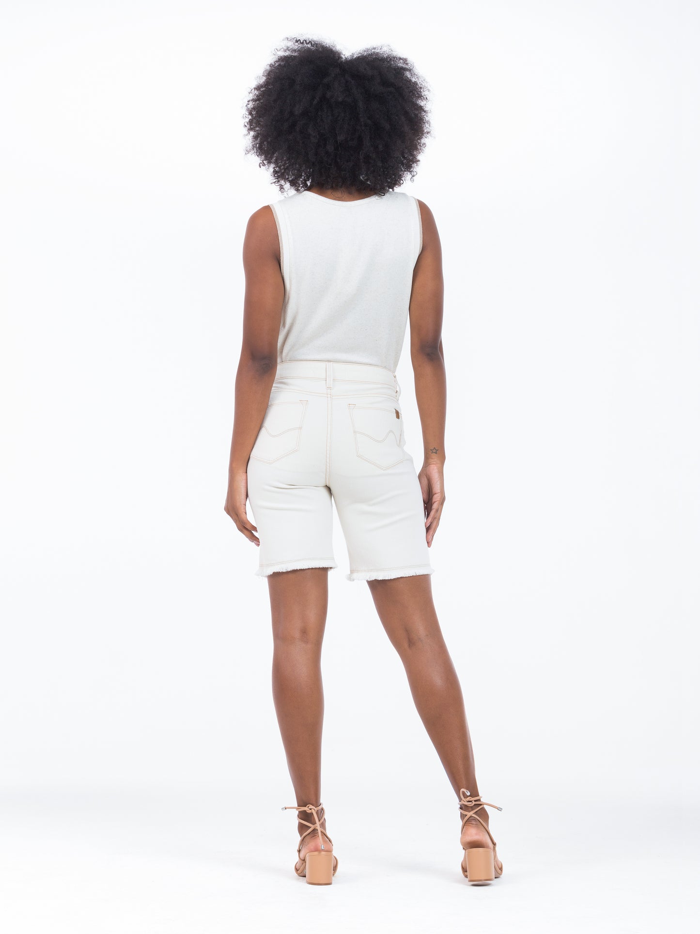 bermuda sarja off white midi barra desfiada