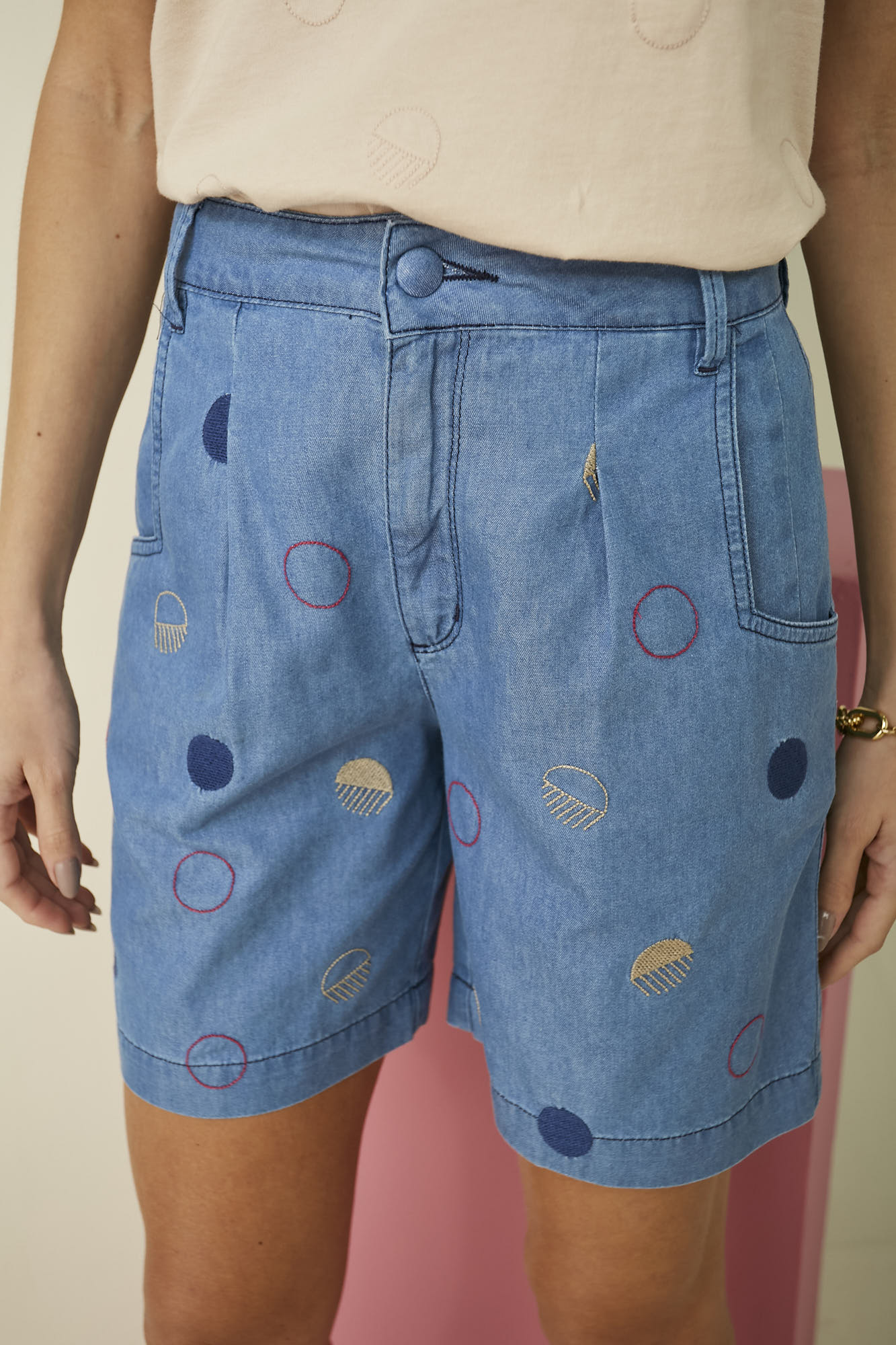 bermuda jeans midi cintura intermediária com bordado poá