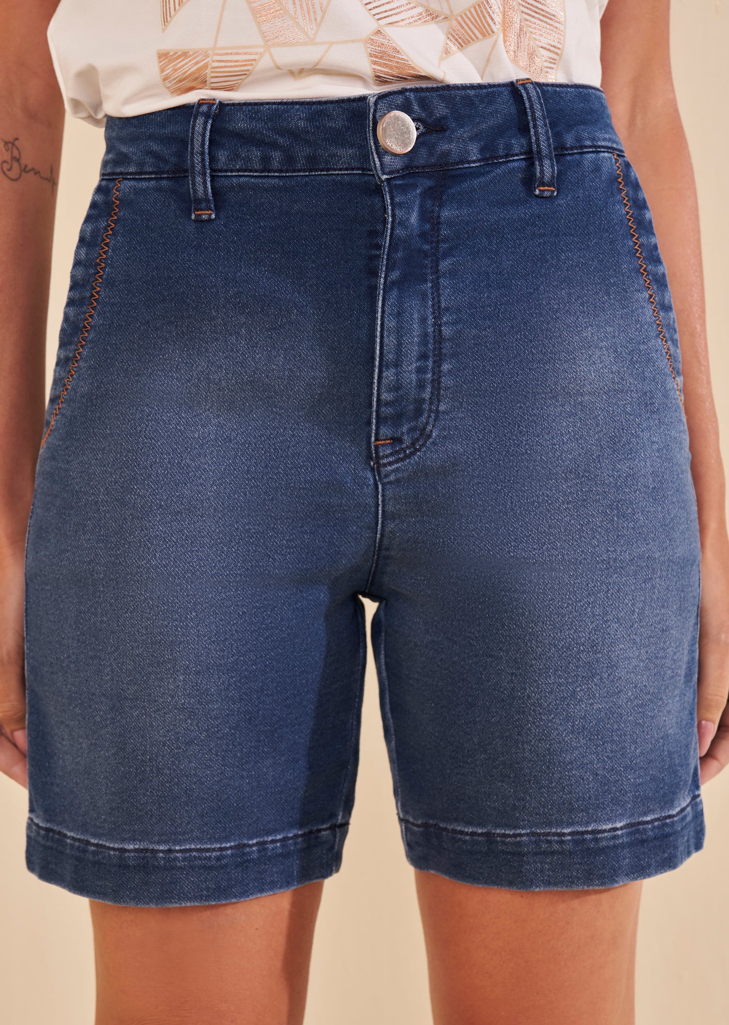 bermuda jeans malha midi cintura intermediária com zig zag