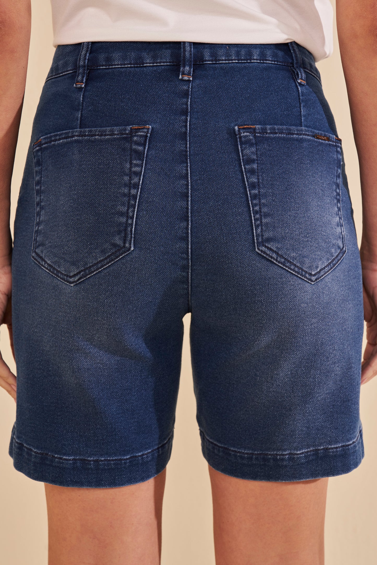 bermuda jeans malha midi cintura intermediária com zig zag