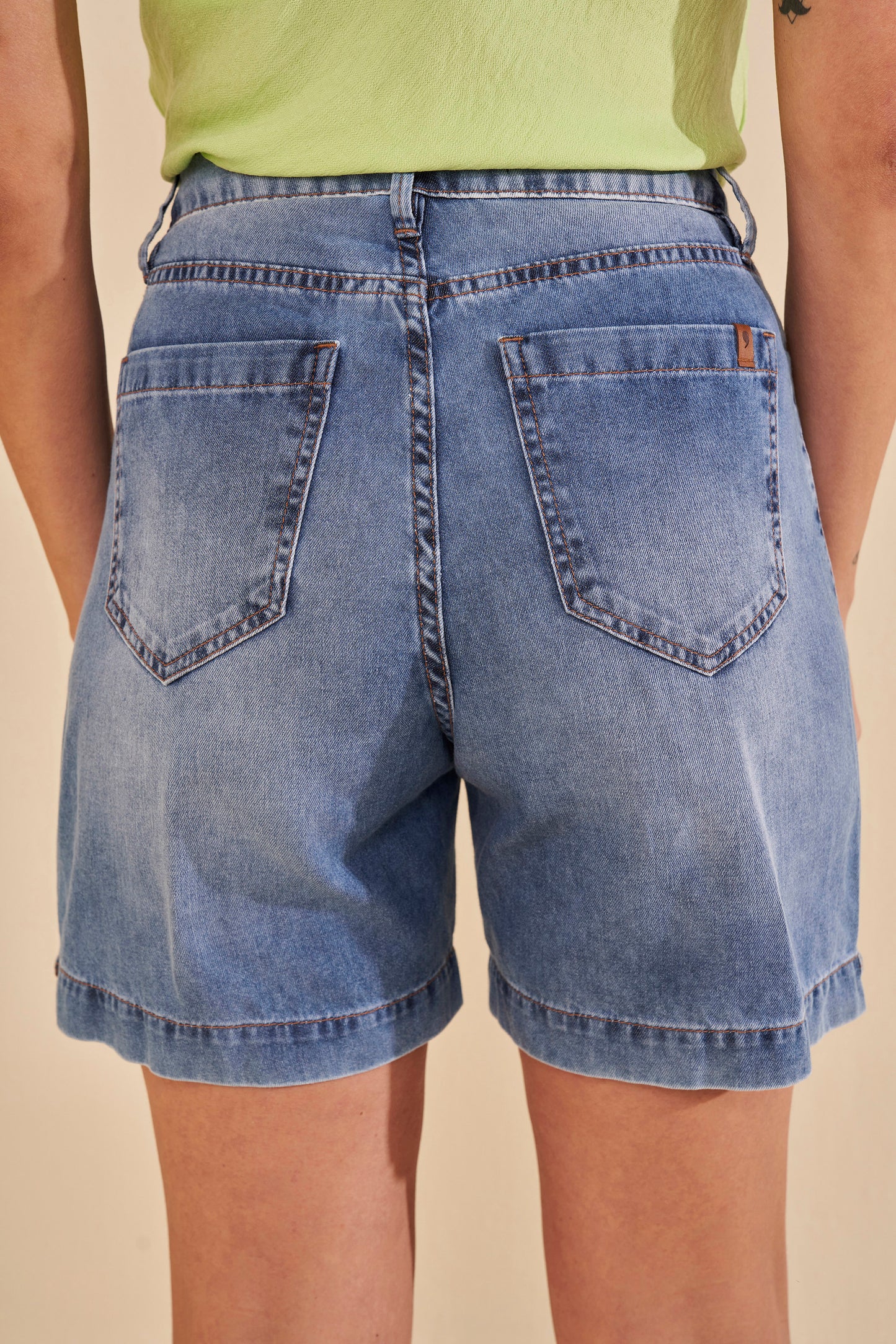 bermuda jeans midi cintura intermediária com martingale