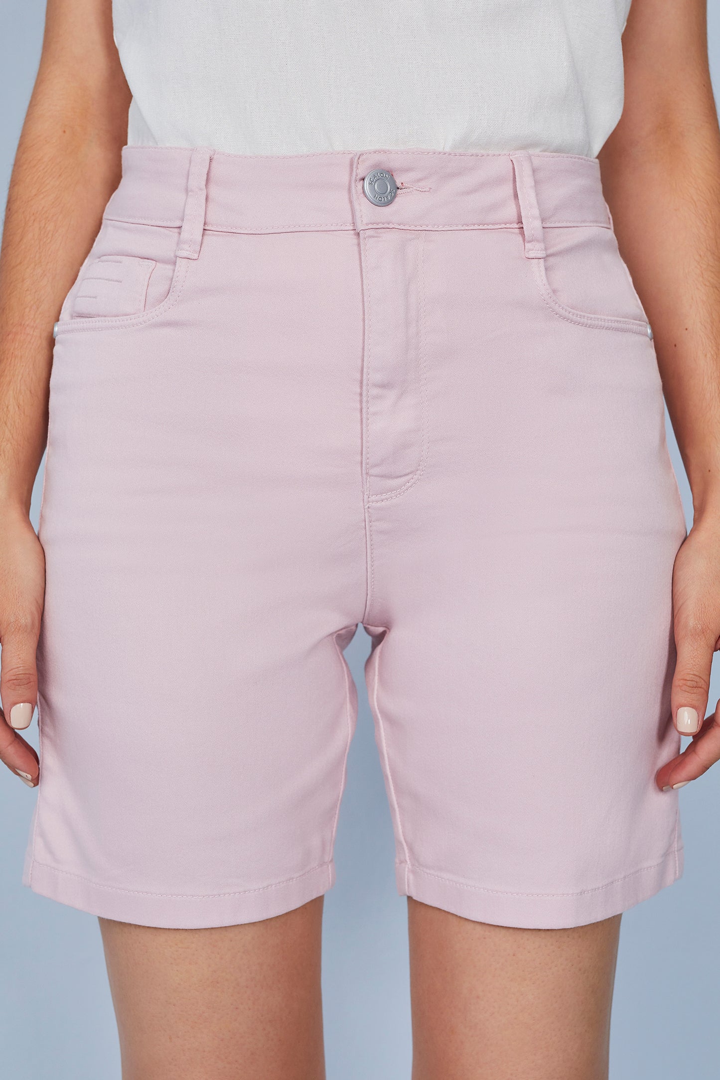 bermuda sarja midi cintura intermediária com detalhe pespontos bordados