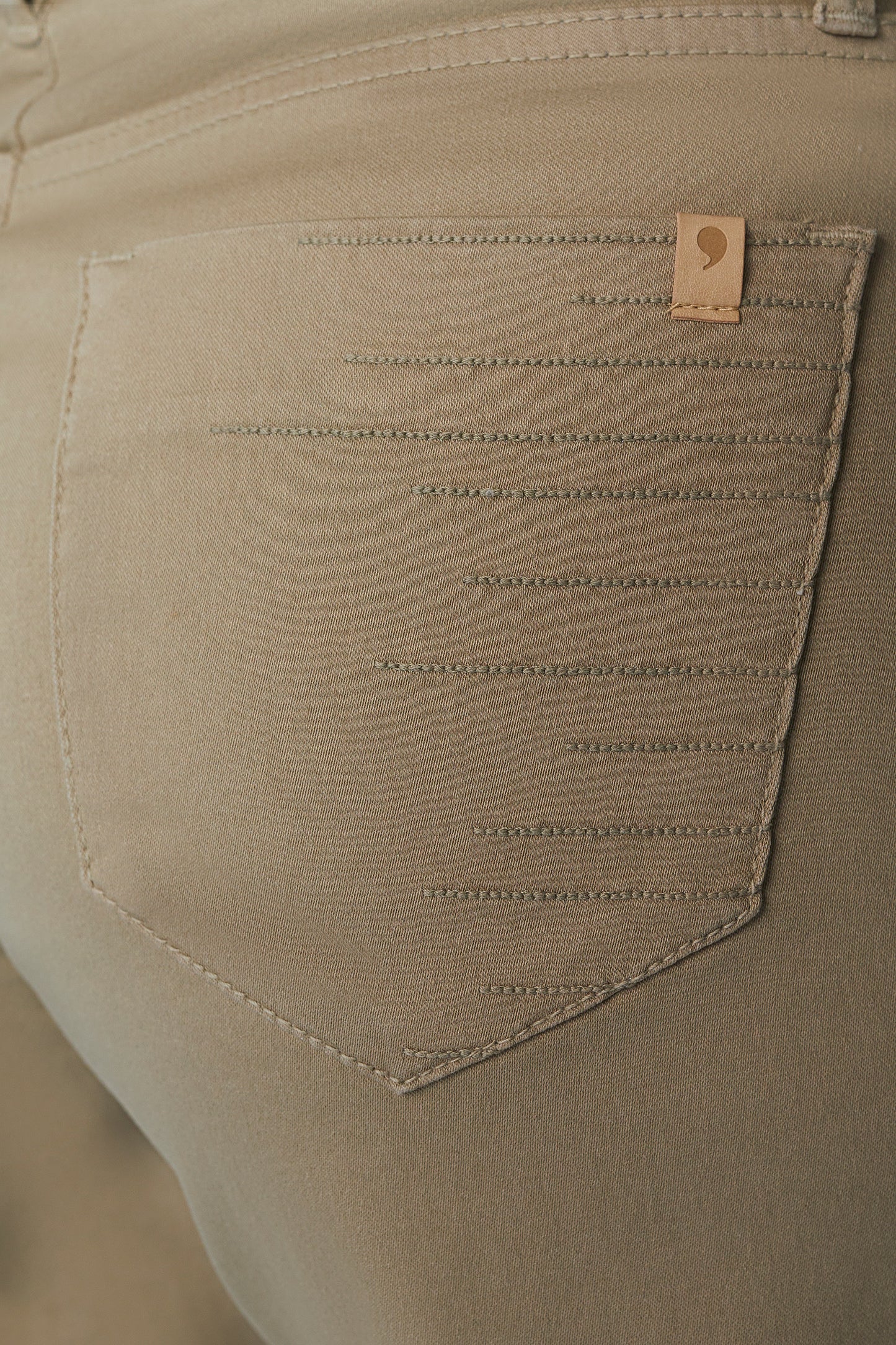 bermuda sarja midi cintura intermediária com detalhe pespontos bordados