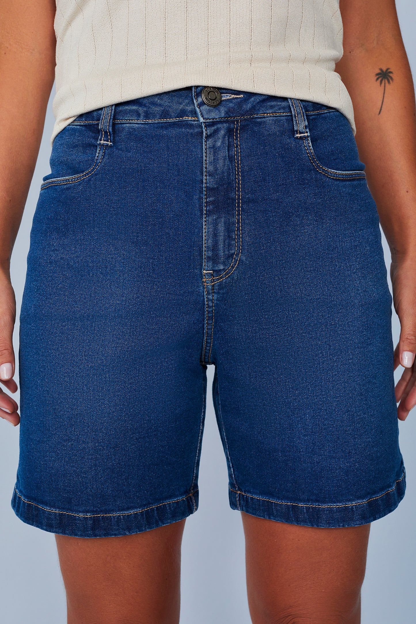 bermuda jeans midi cintura intermediária detalhes bordados e cristais