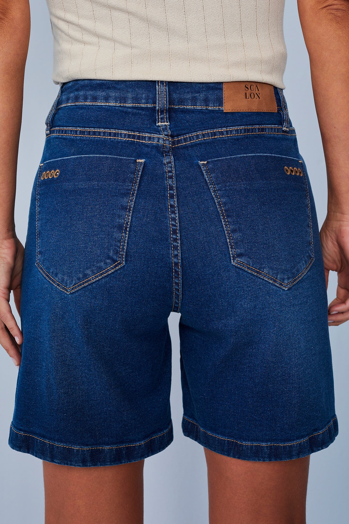 bermuda jeans midi cintura intermediária detalhes bordados e cristais