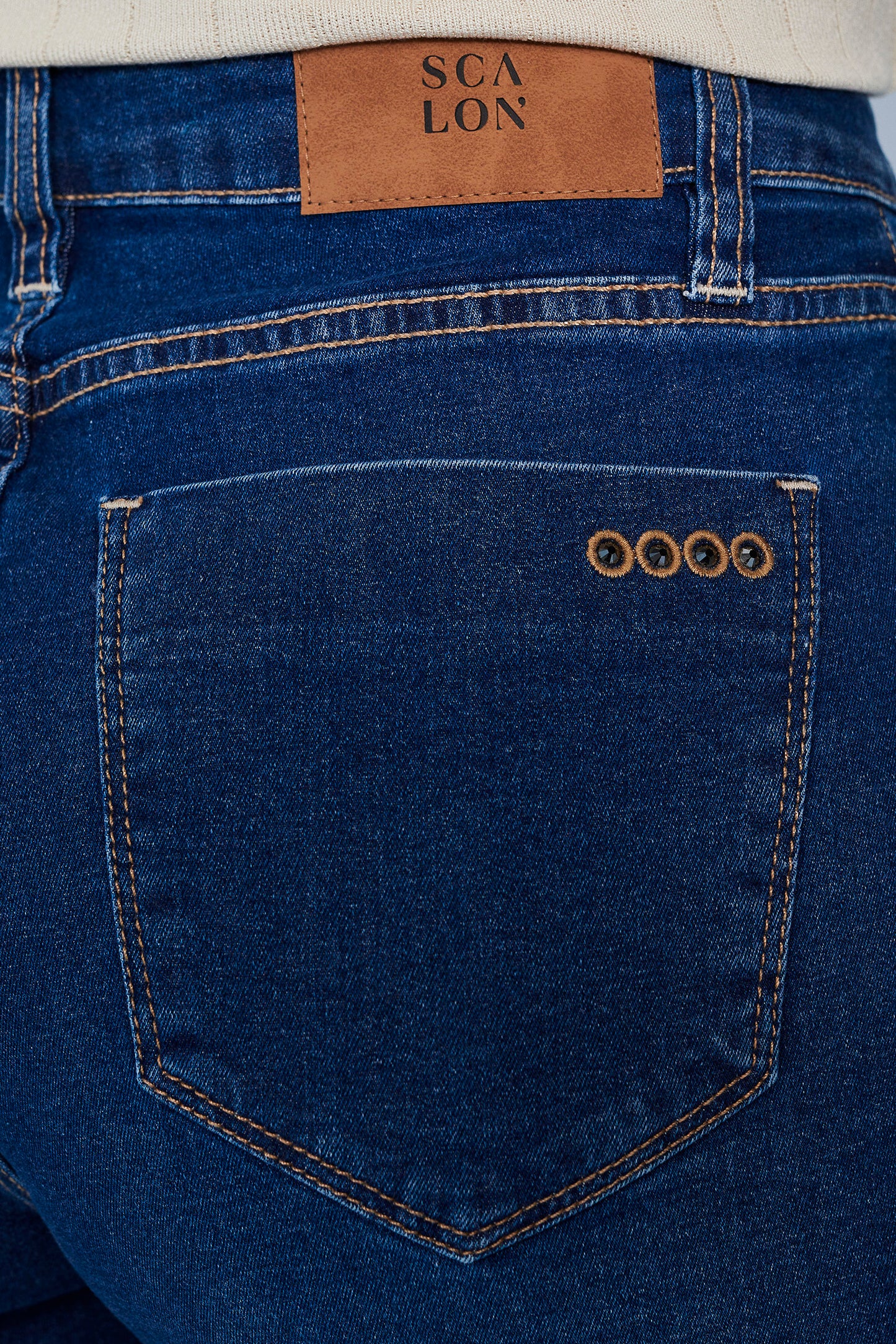 bermuda jeans midi cintura intermediária detalhes bordados e cristais