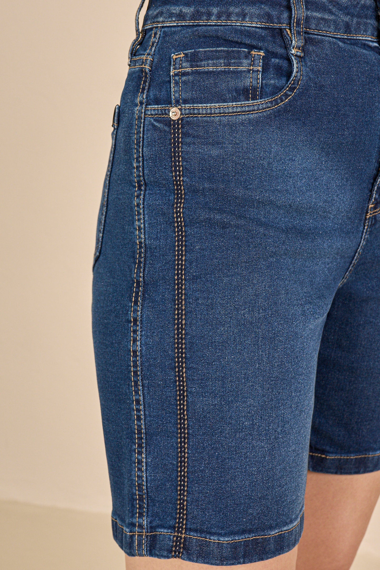 bermuda jeans midi cintura intermediária com ponto corrente