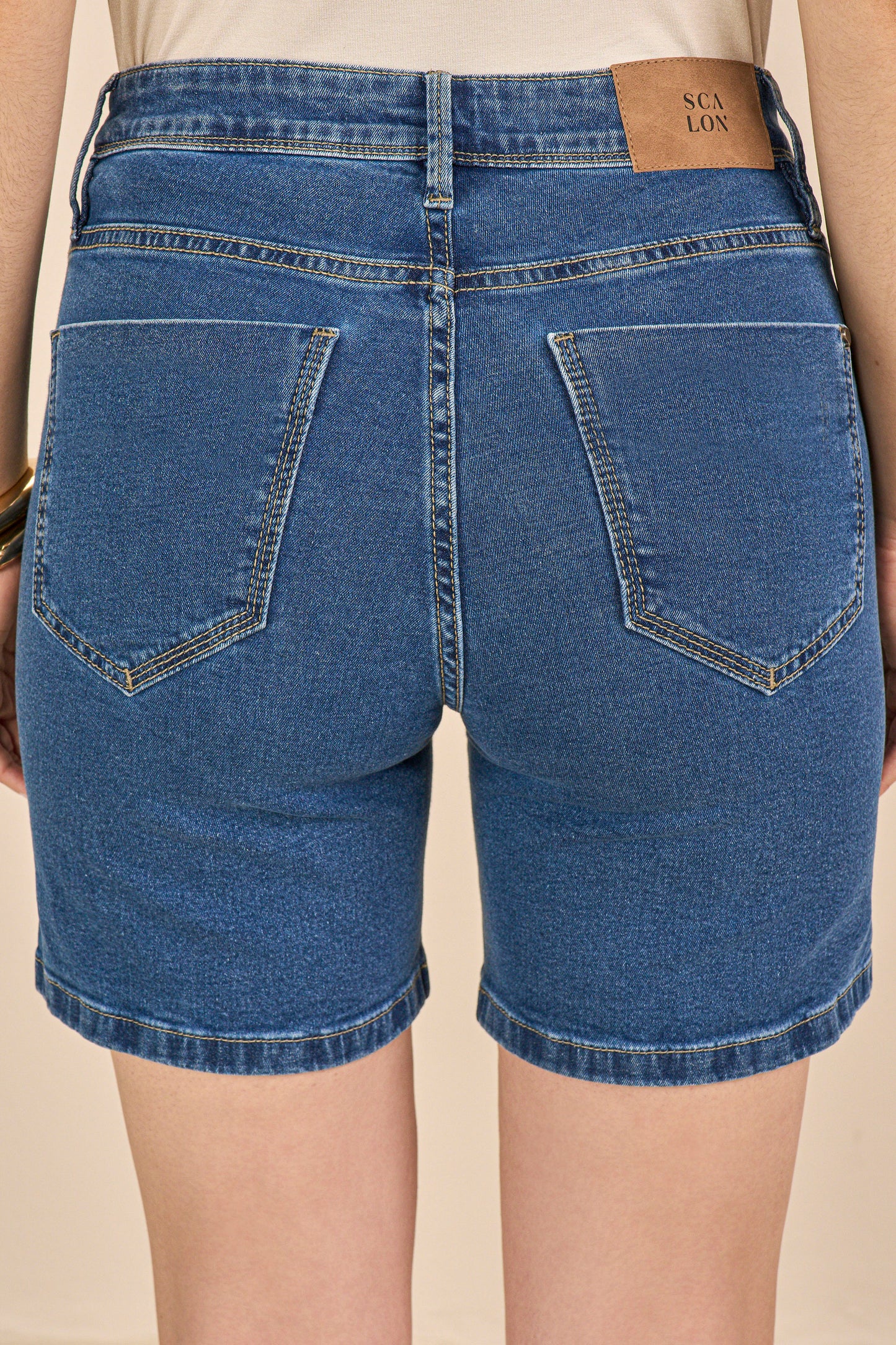 bermuda jeans midi cintura intermediária com detalhe bolso relógio