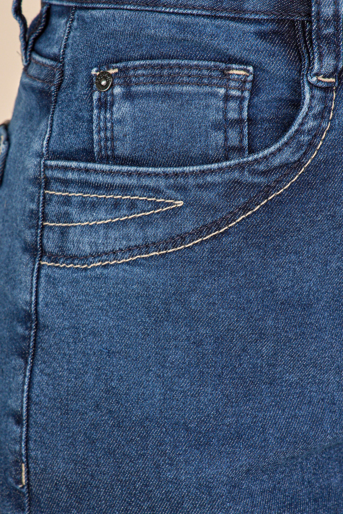 bermuda jeans midi cintura intermediária com detalhe pesponto