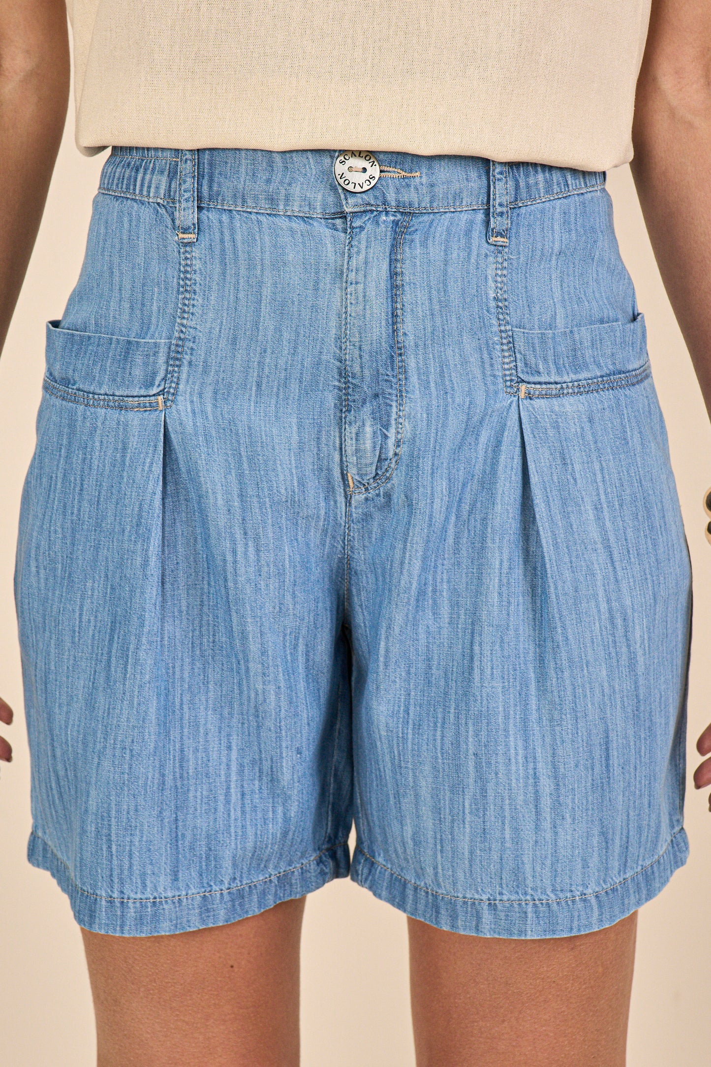 bermuda jeans midi cintura intermediária com pregas