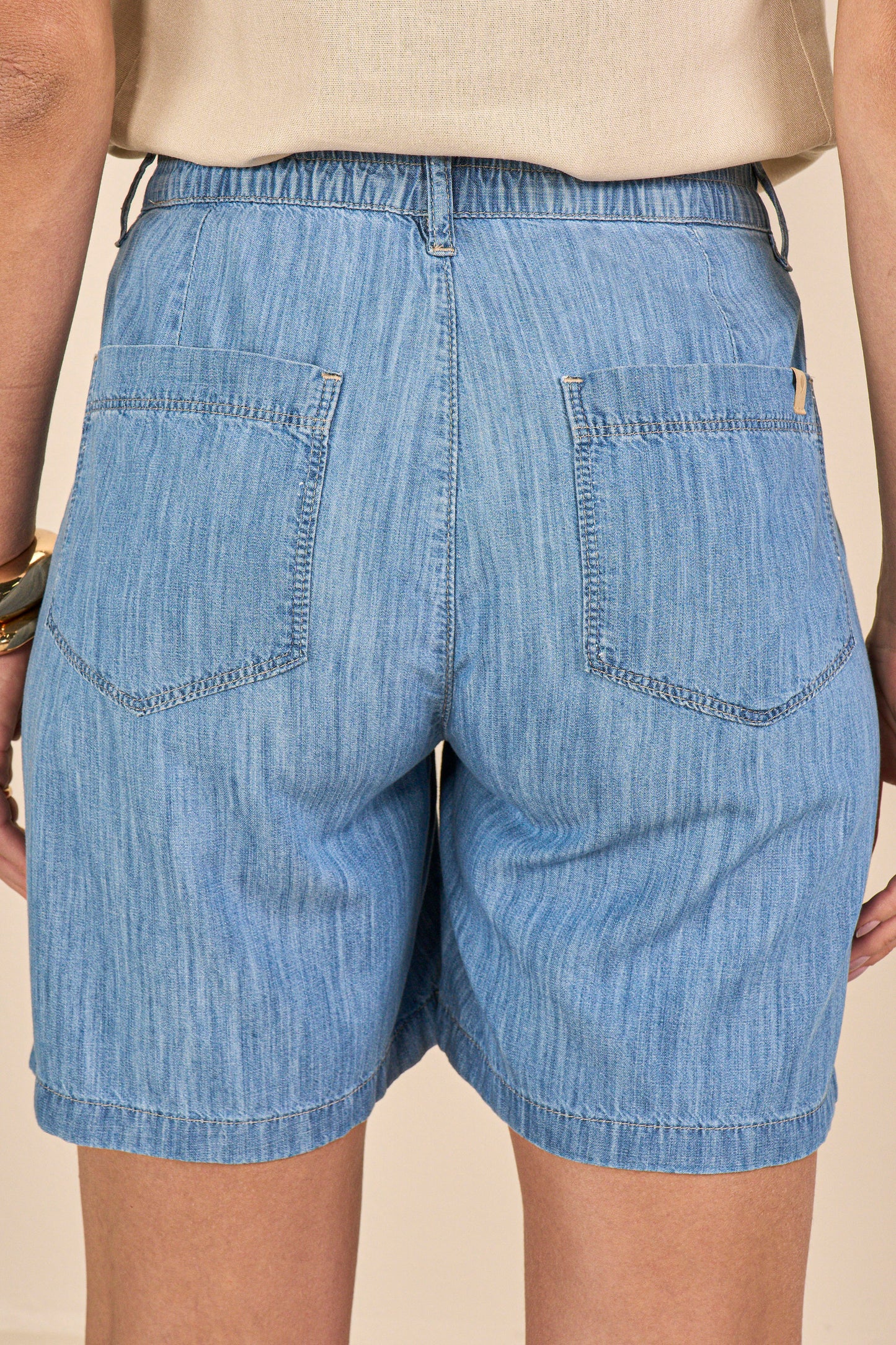 bermuda jeans midi cintura intermediária com pregas