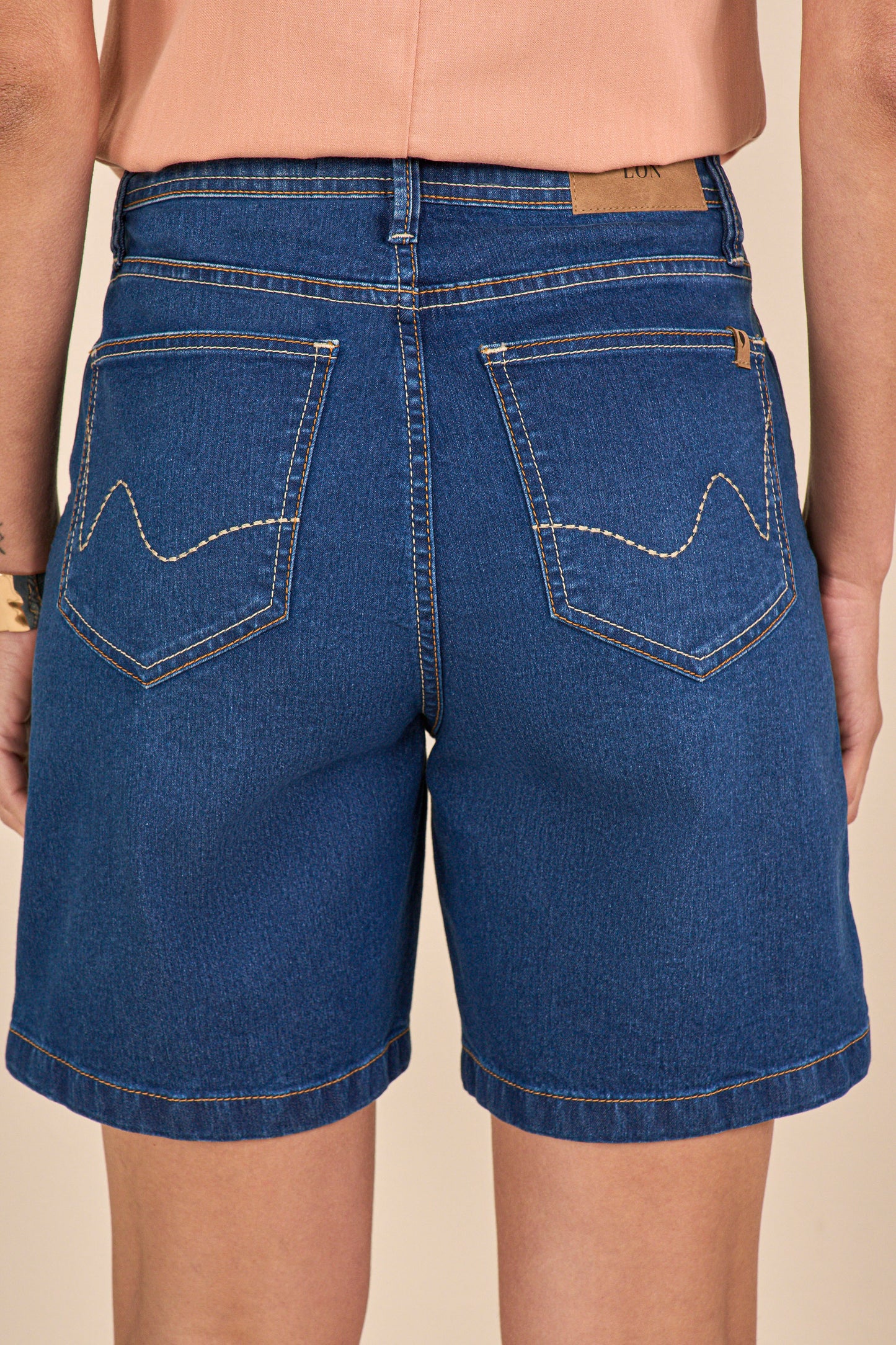 bermuda jeans midi cintura intermediária tradicional