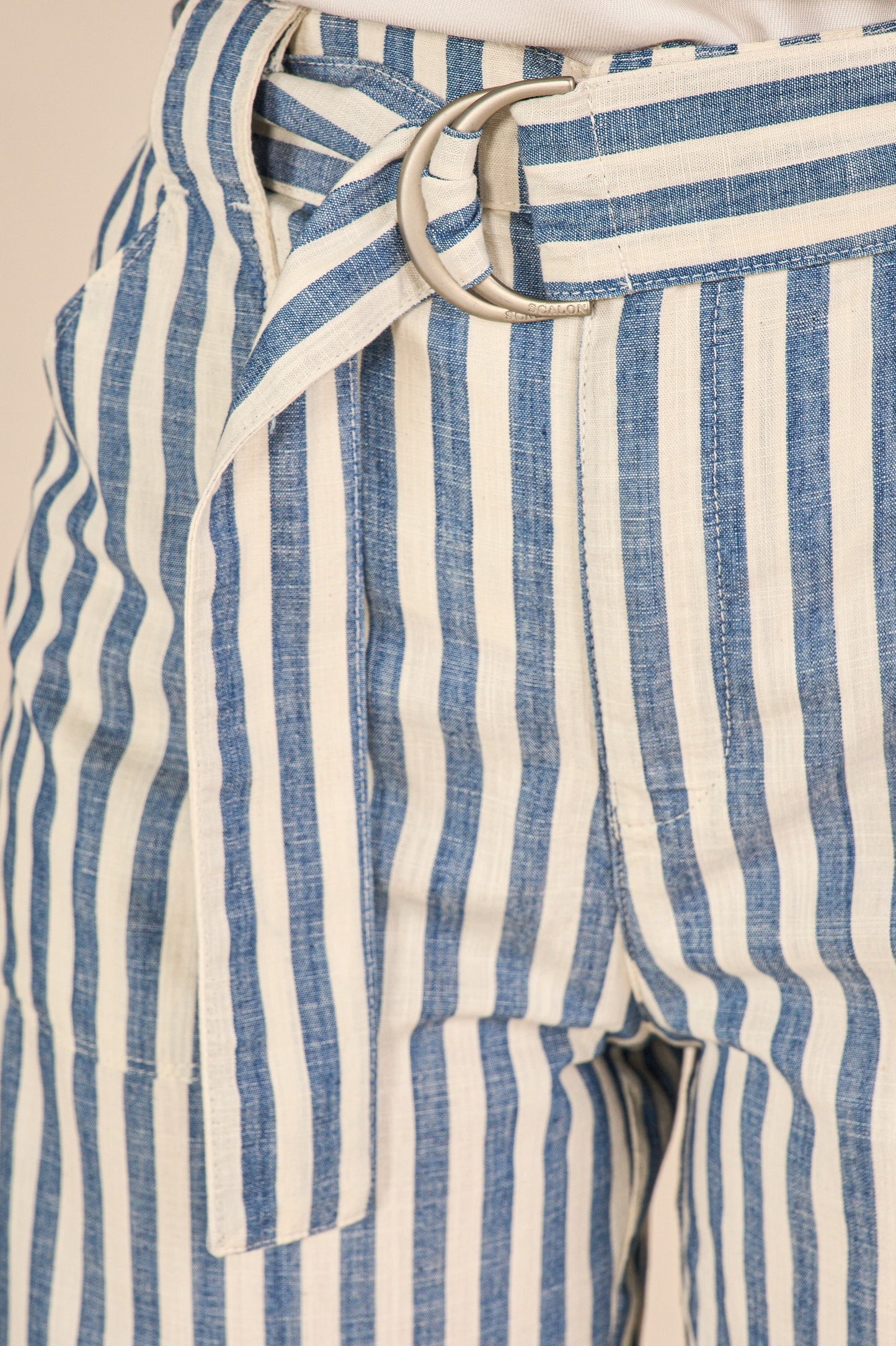 bermuda jeans midi cintura intermediária com bolsos sobrepostos