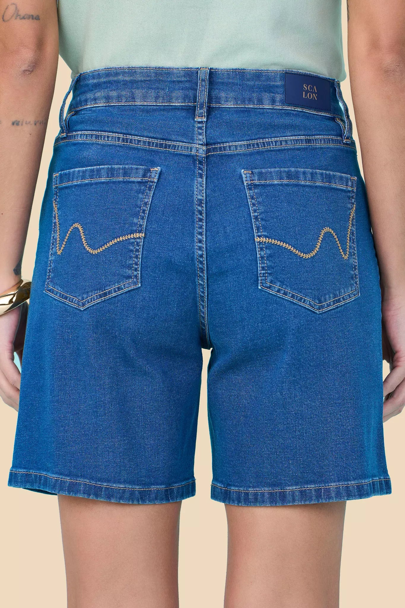 bermuda jeans midi cintura intermedíaria com pences