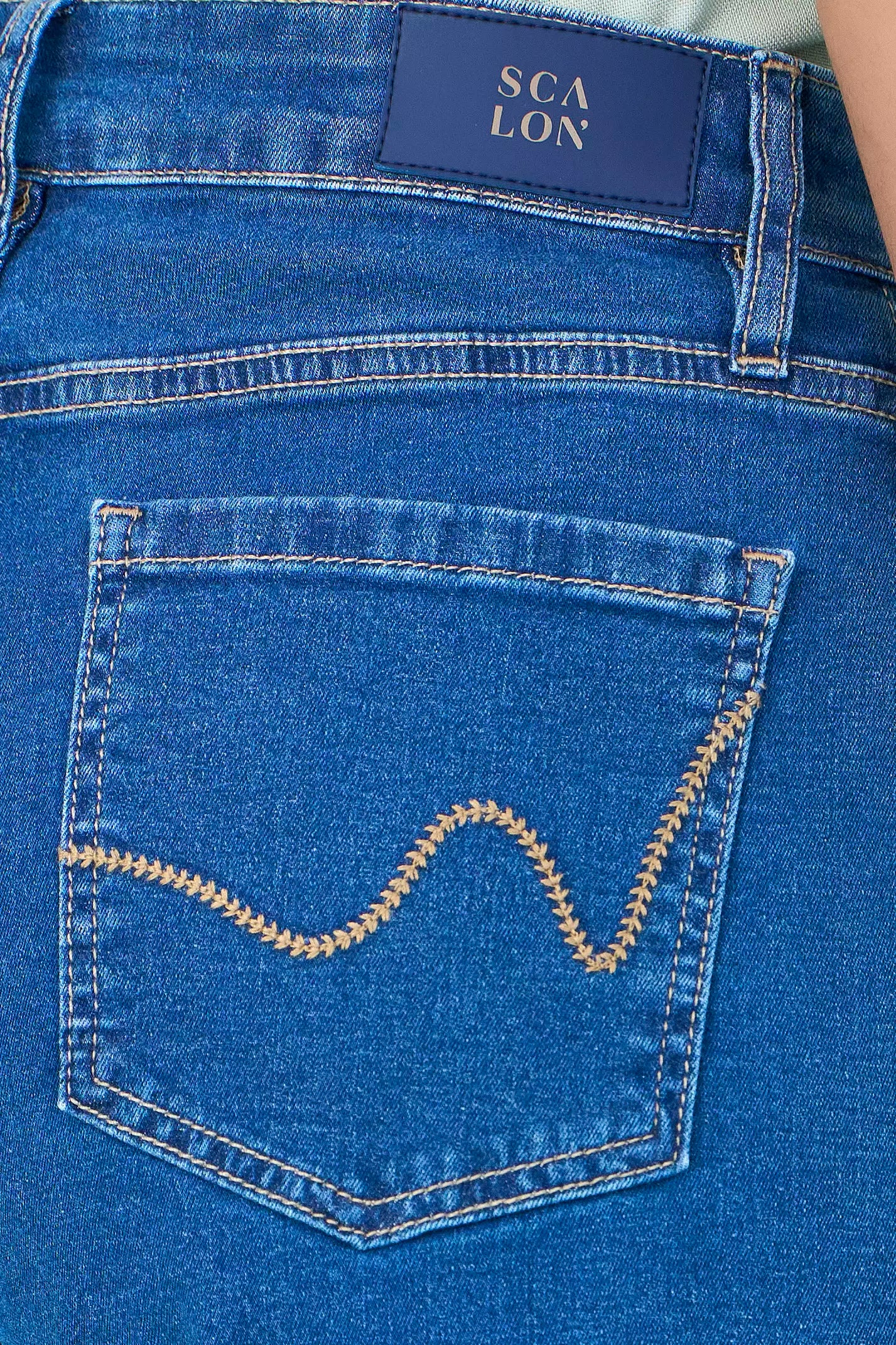 bermuda jeans midi cintura intermedíaria com pences