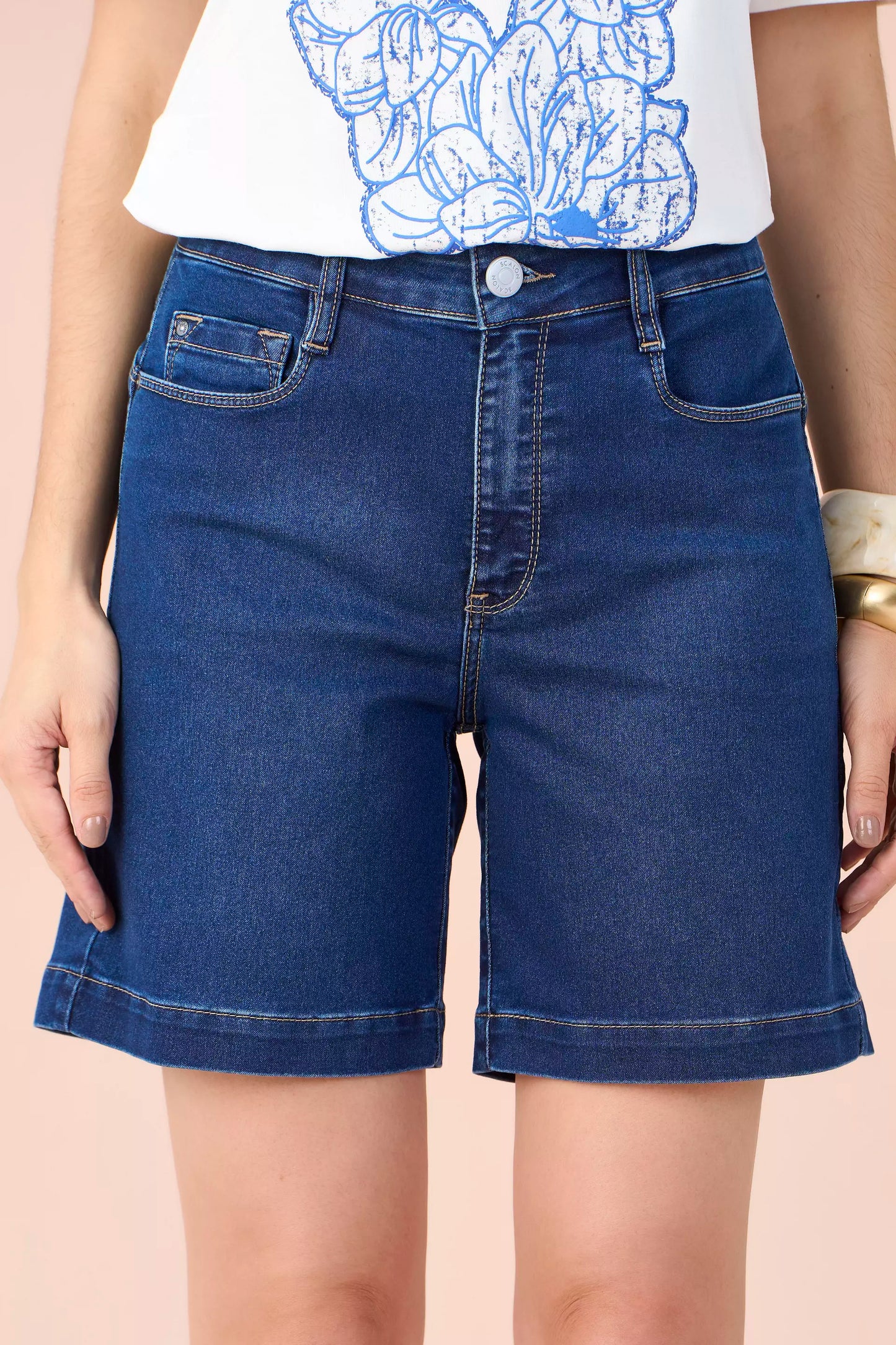 bermuda midi jeans cintura intermediária com detalhe pespontos