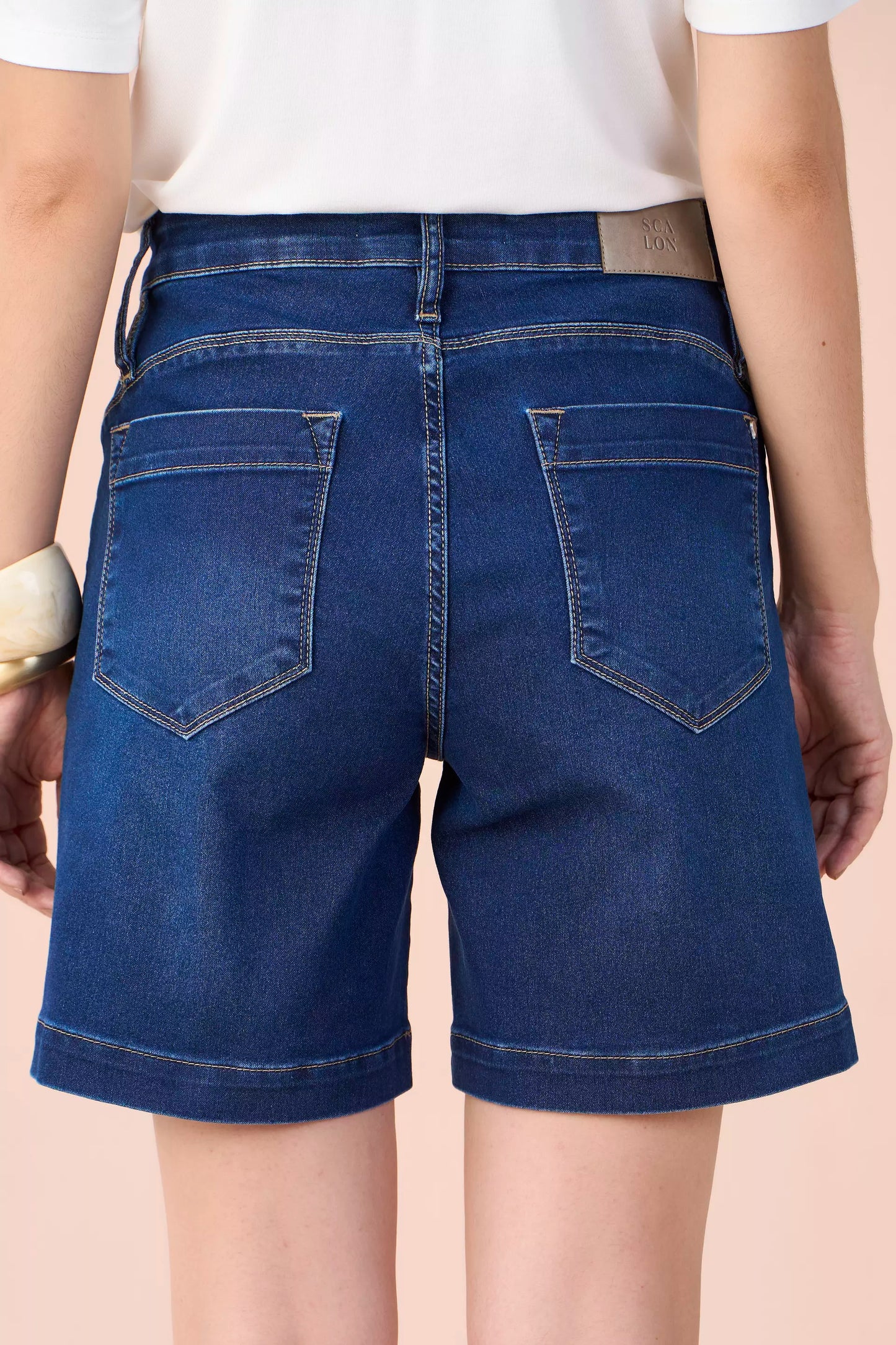 bermuda midi jeans cintura intermediária com detalhe pespontos