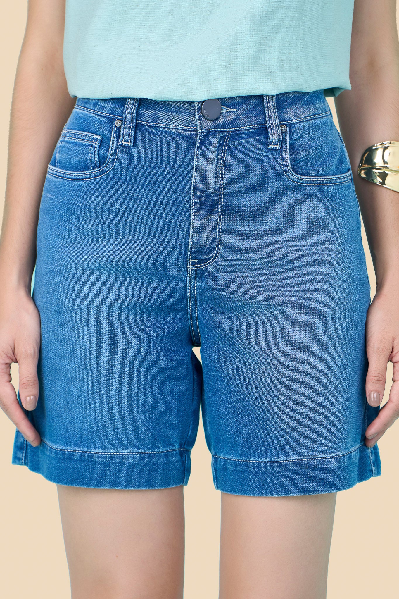 bermuda jeans midi cintura interemediária com detalhes nos bolsos