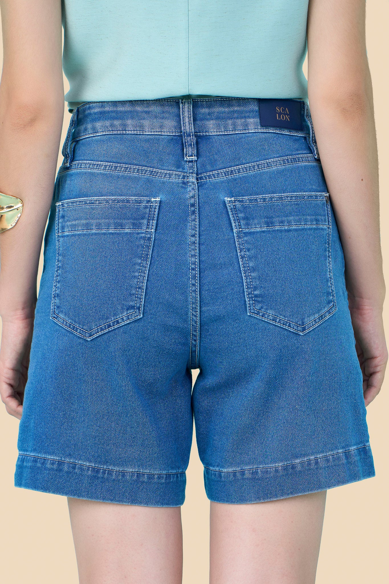 bermuda jeans midi cintura interemediária com detalhes nos bolsos