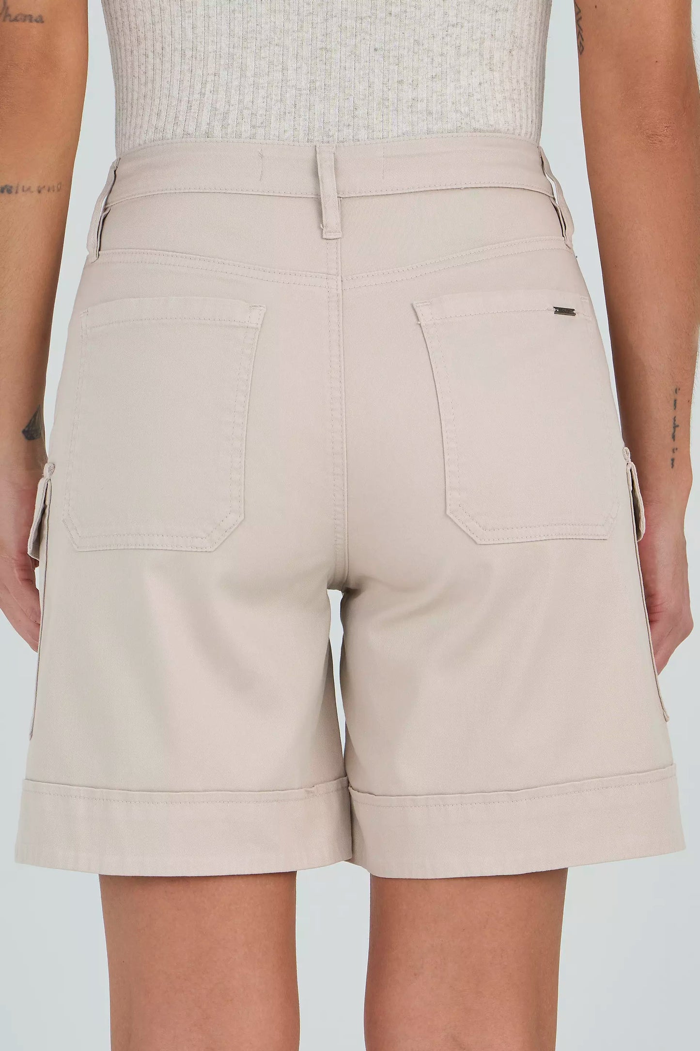 bermuda sarja midi cintura interemediária com bolso cargo