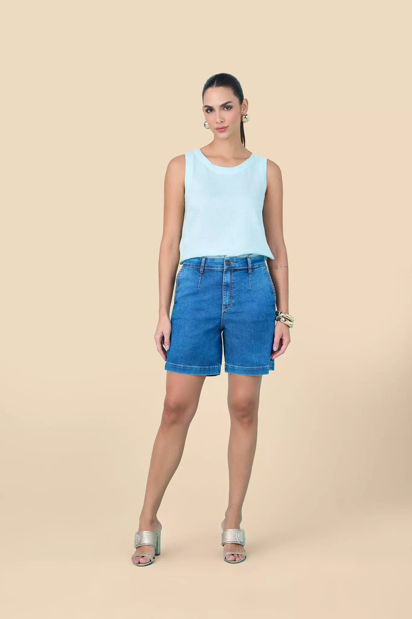 bermuda jeans midi cintura intermediária com ponto corrente