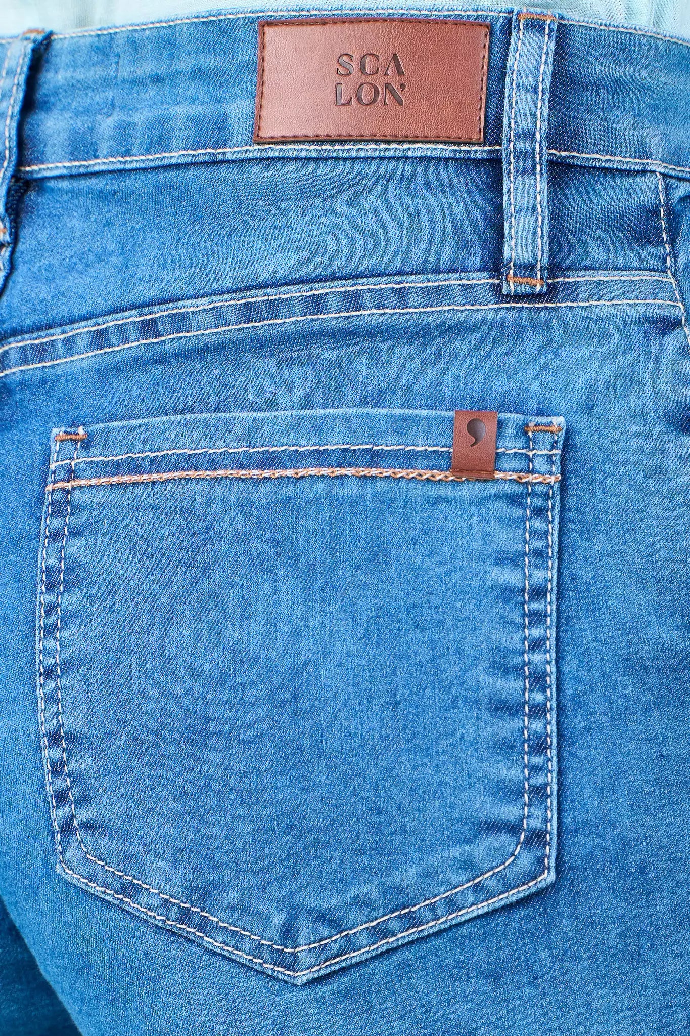 bermuda jeans midi cintura intermediária com ponto corrente