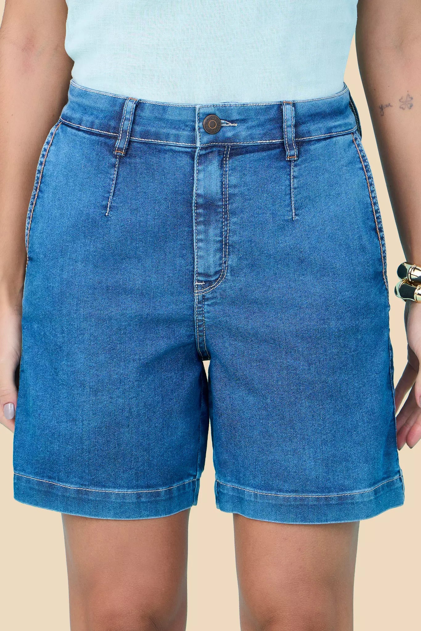 bermuda jeans midi cintura intermediária com ponto corrente