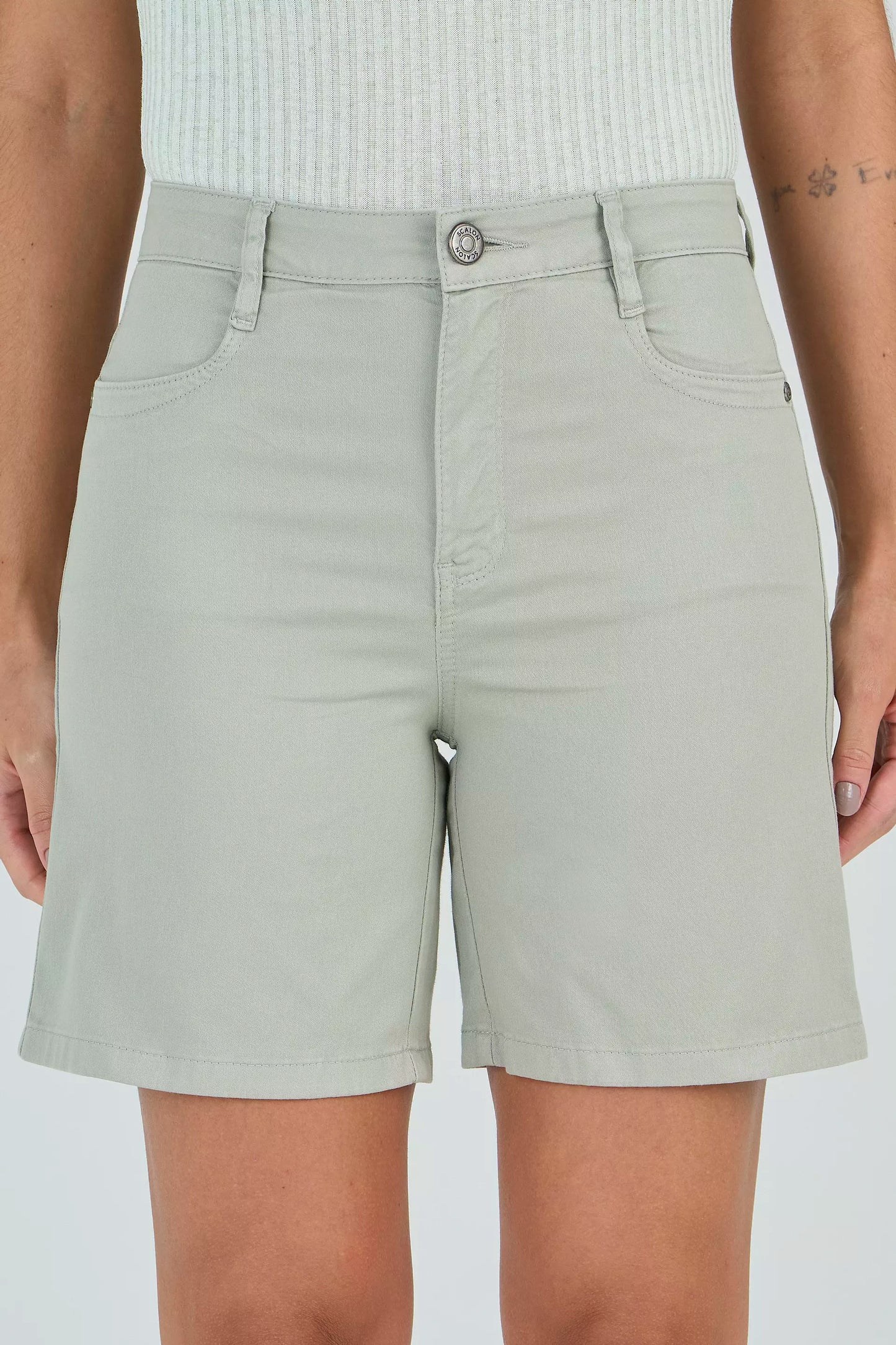 bermuda sarja color midi cintura intermedíaria básica