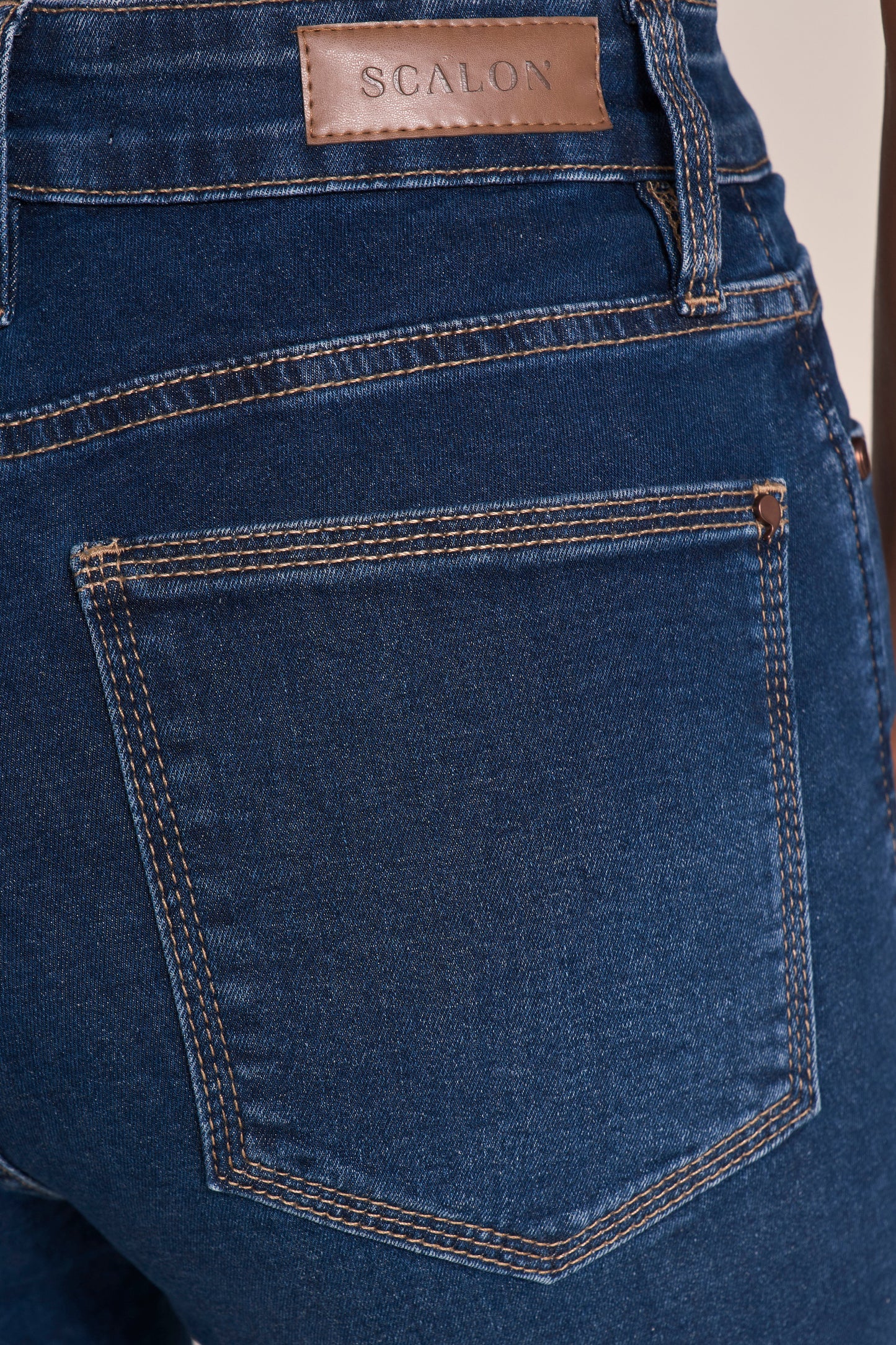 Bermuda Jeans Midi Cintura Intermediária com Pespontos Triplos