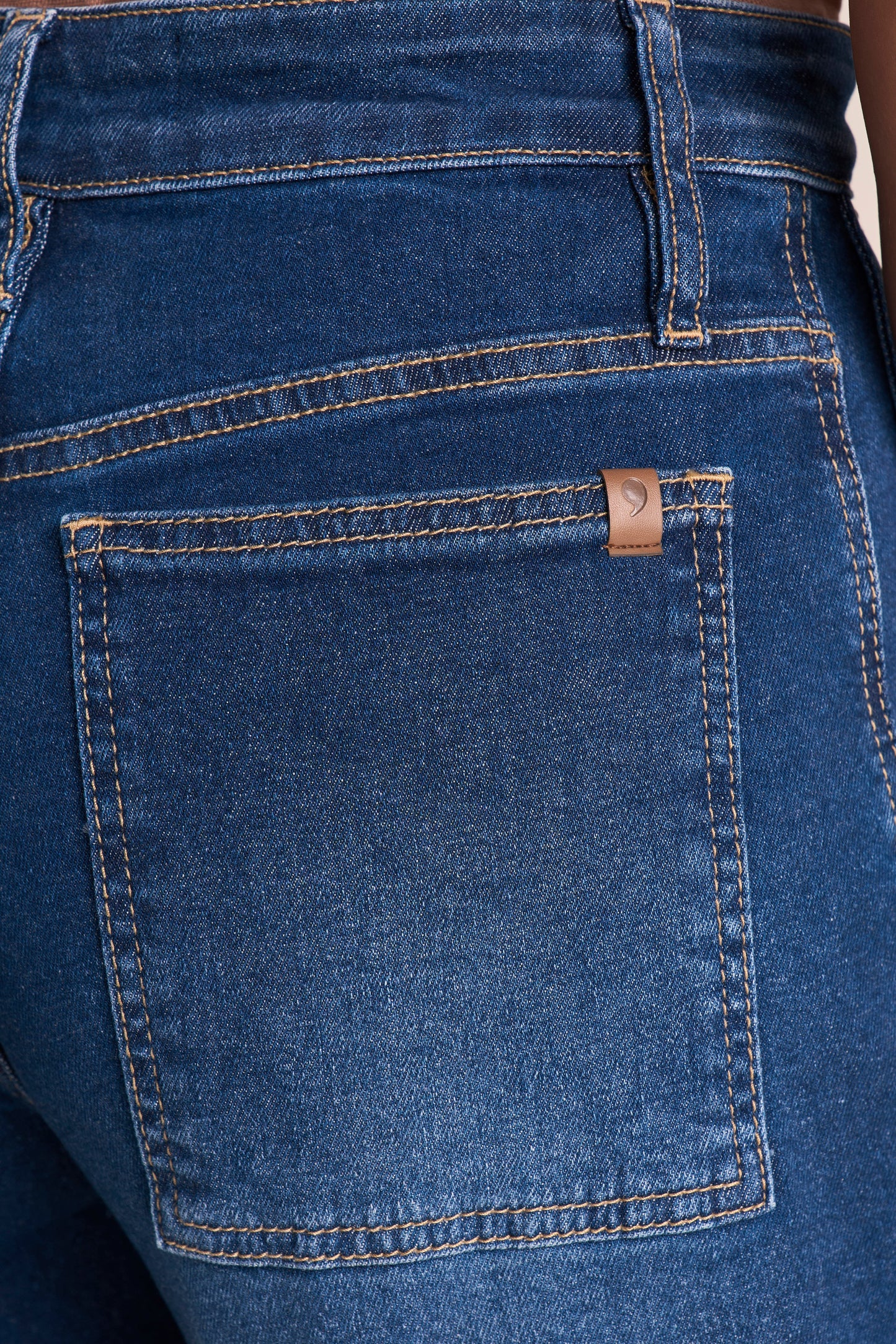 Bermuda Jeans Midi Cintura Intermediária com Bolsos Sobrepostos