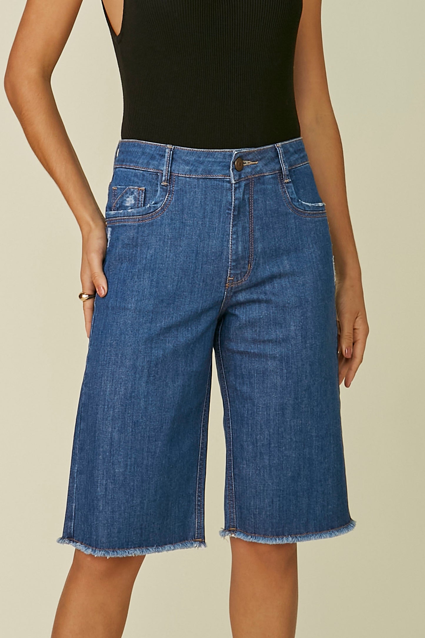 bermuda jeans longa comfort cintura intermediária com barra desfiada