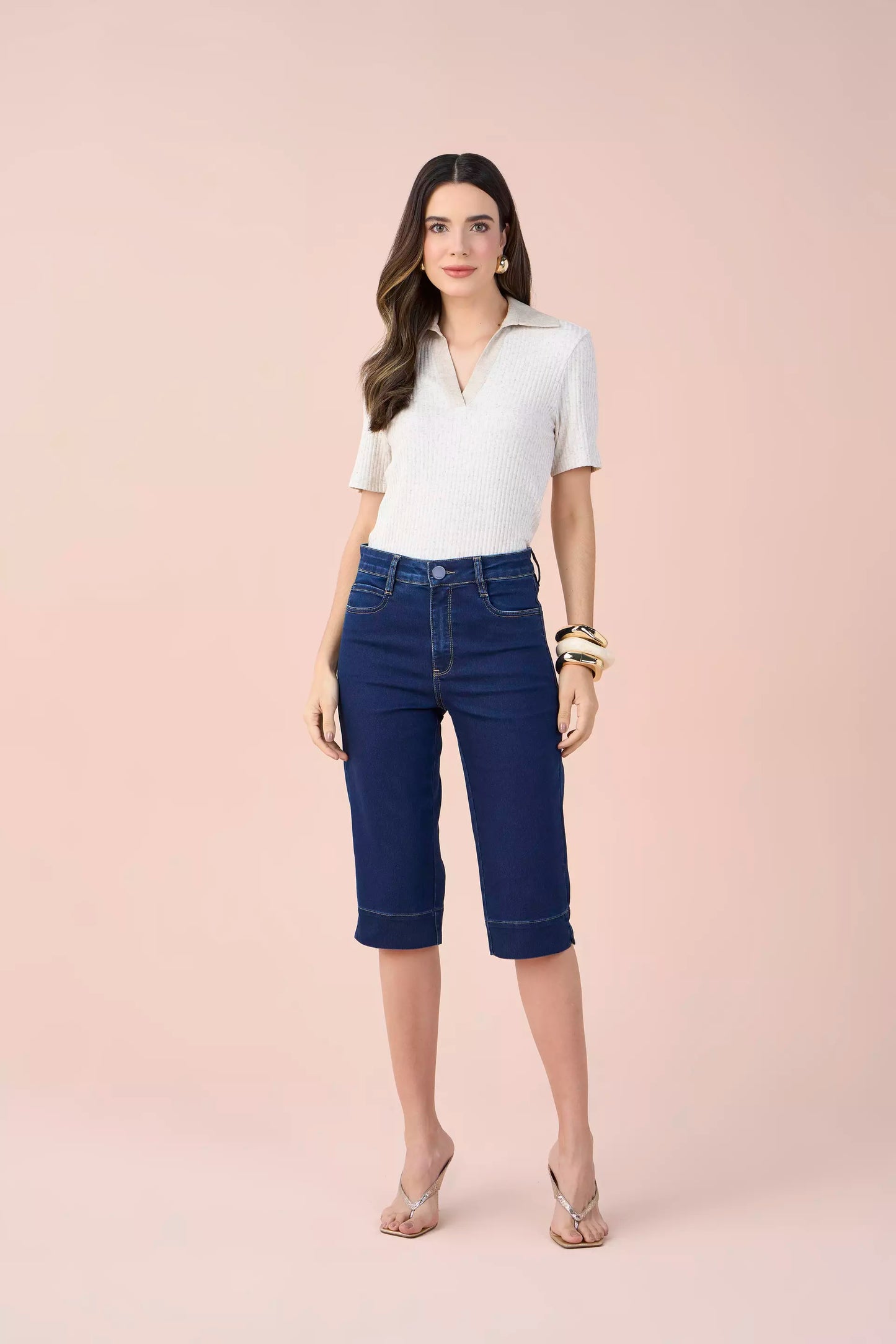 calça jeans corsário cintura intermediária com bordado e cristais
