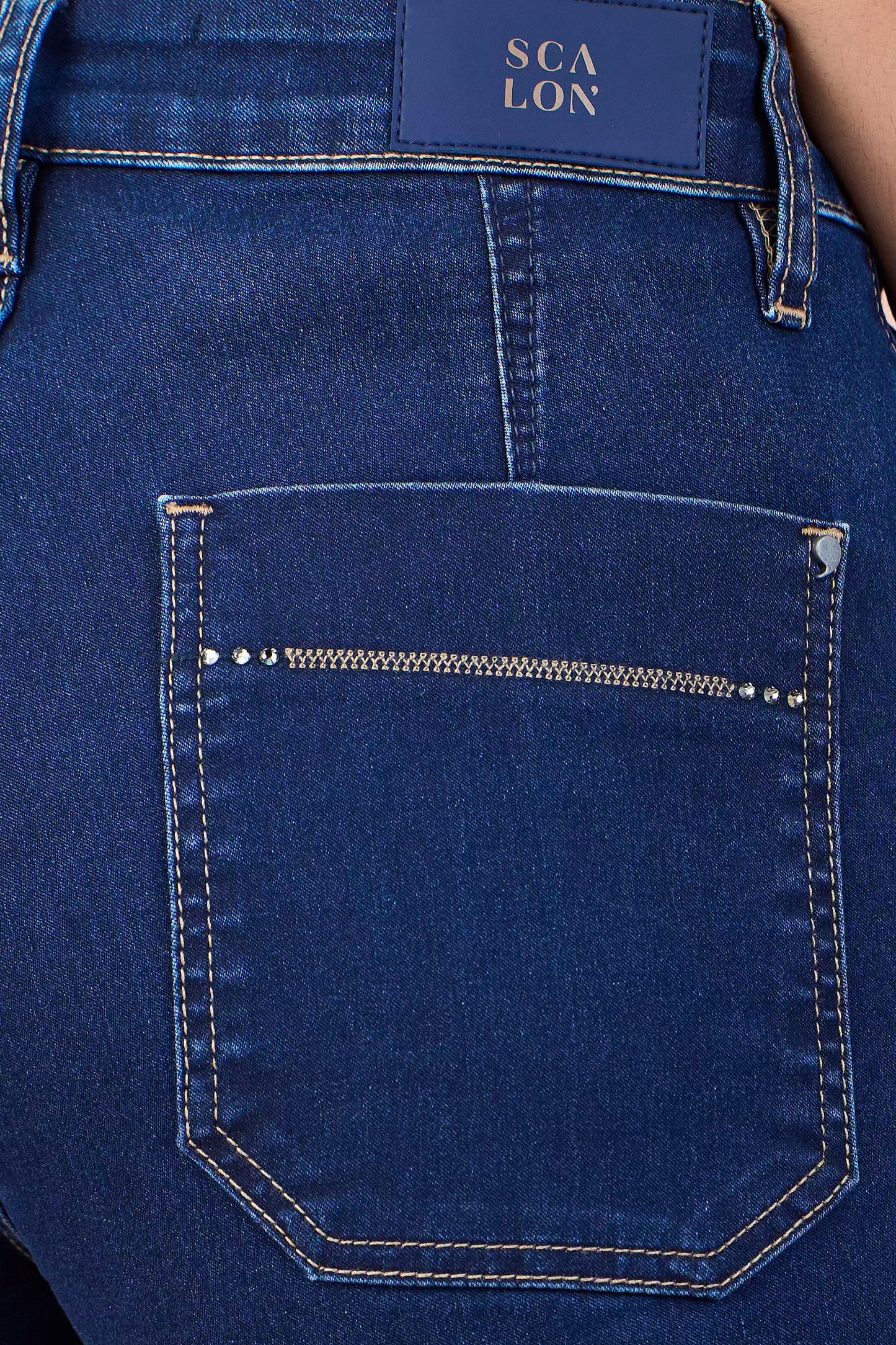 calça jeans corsário cintura intermediária com bordado e cristais
