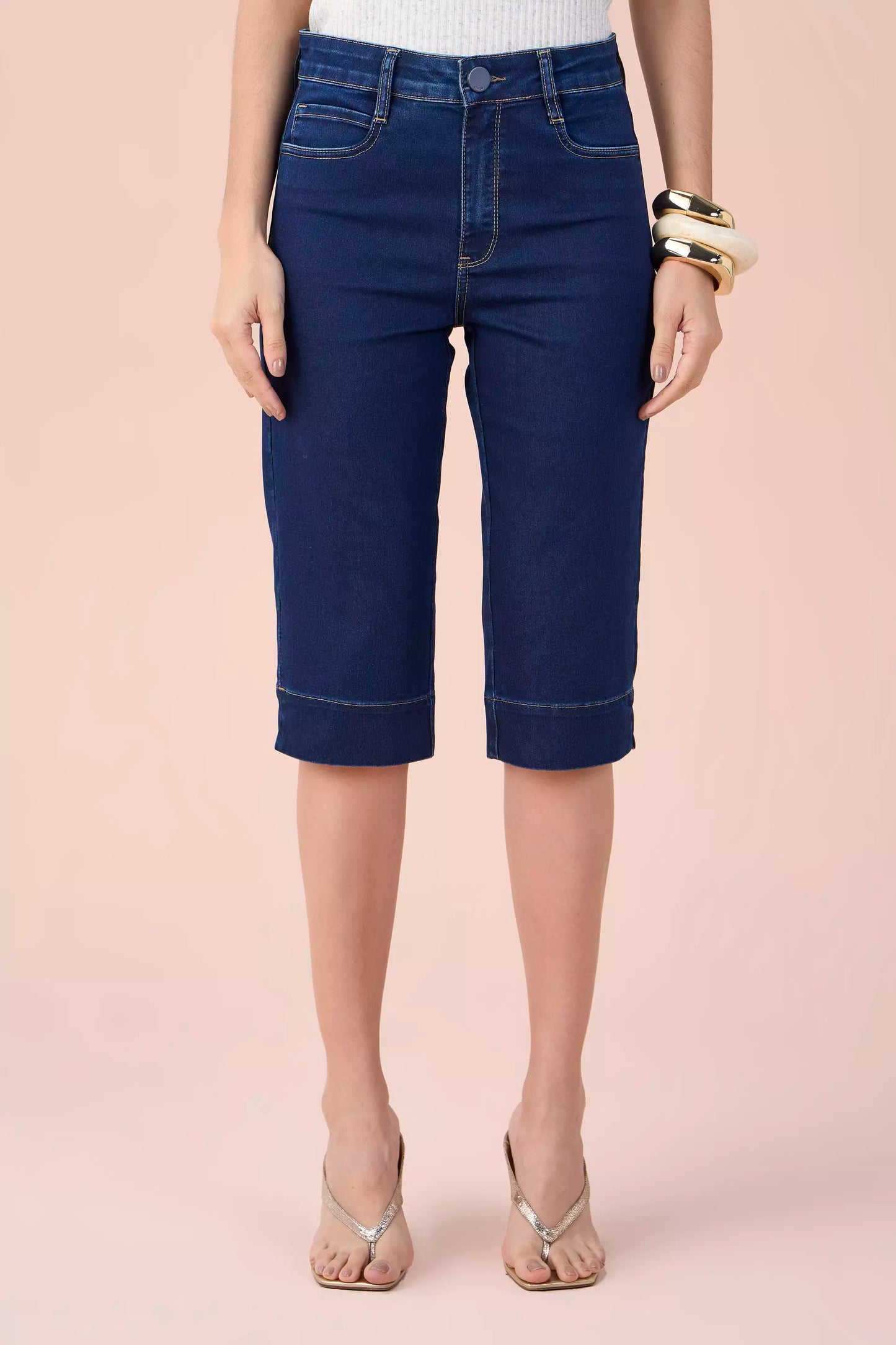 calça jeans corsário cintura intermediária com bordado e cristais