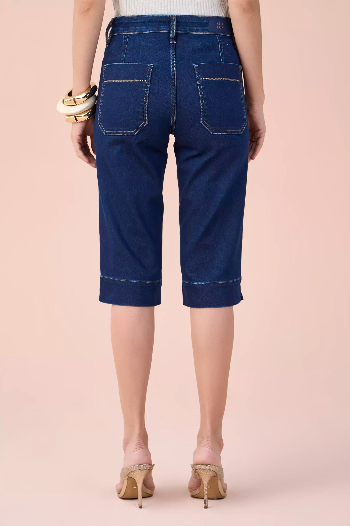 calça jeans corsário cintura intermediária com bordado e cristais