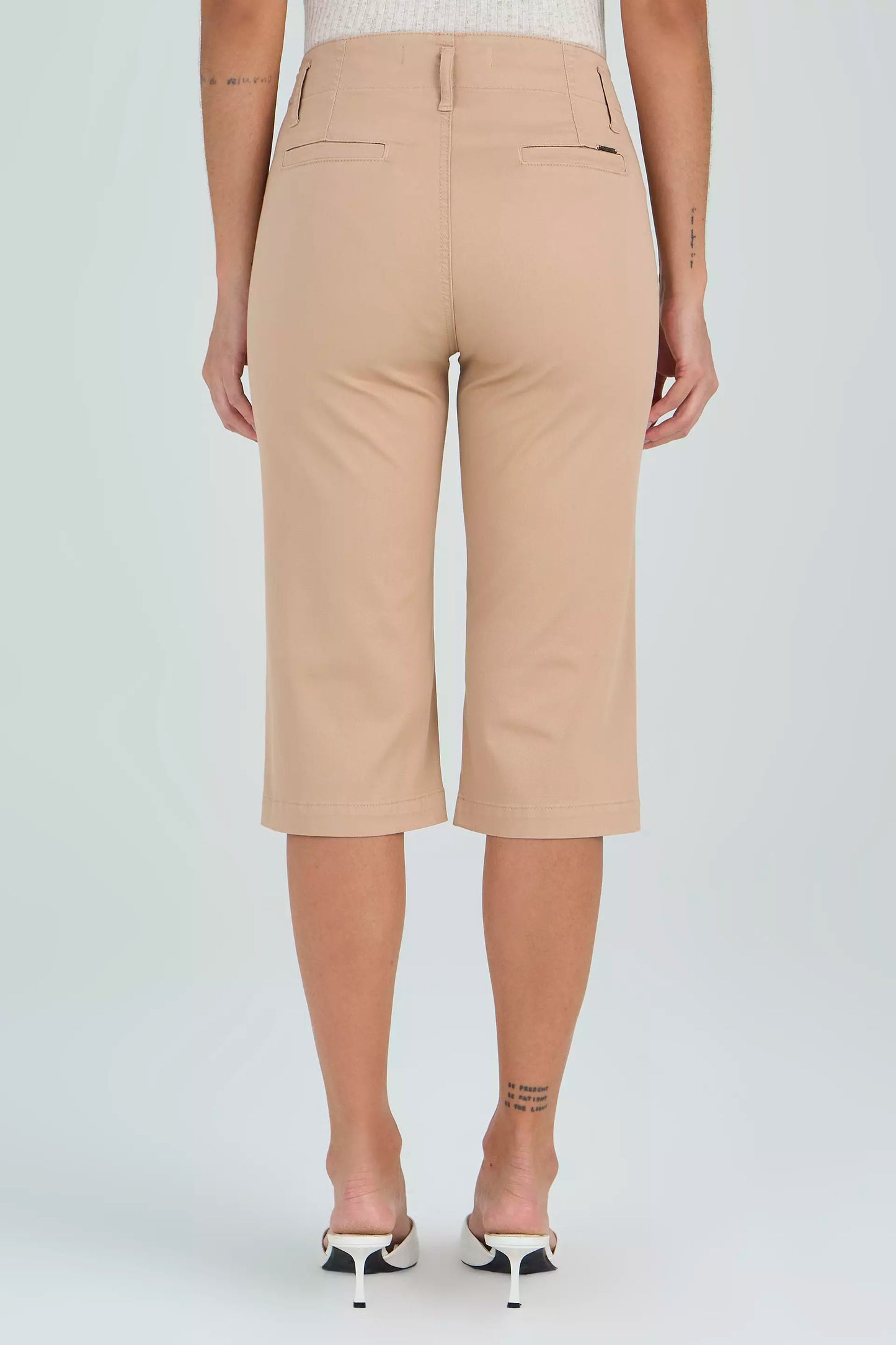 calça sarja color corsário cintura intermediária com pences