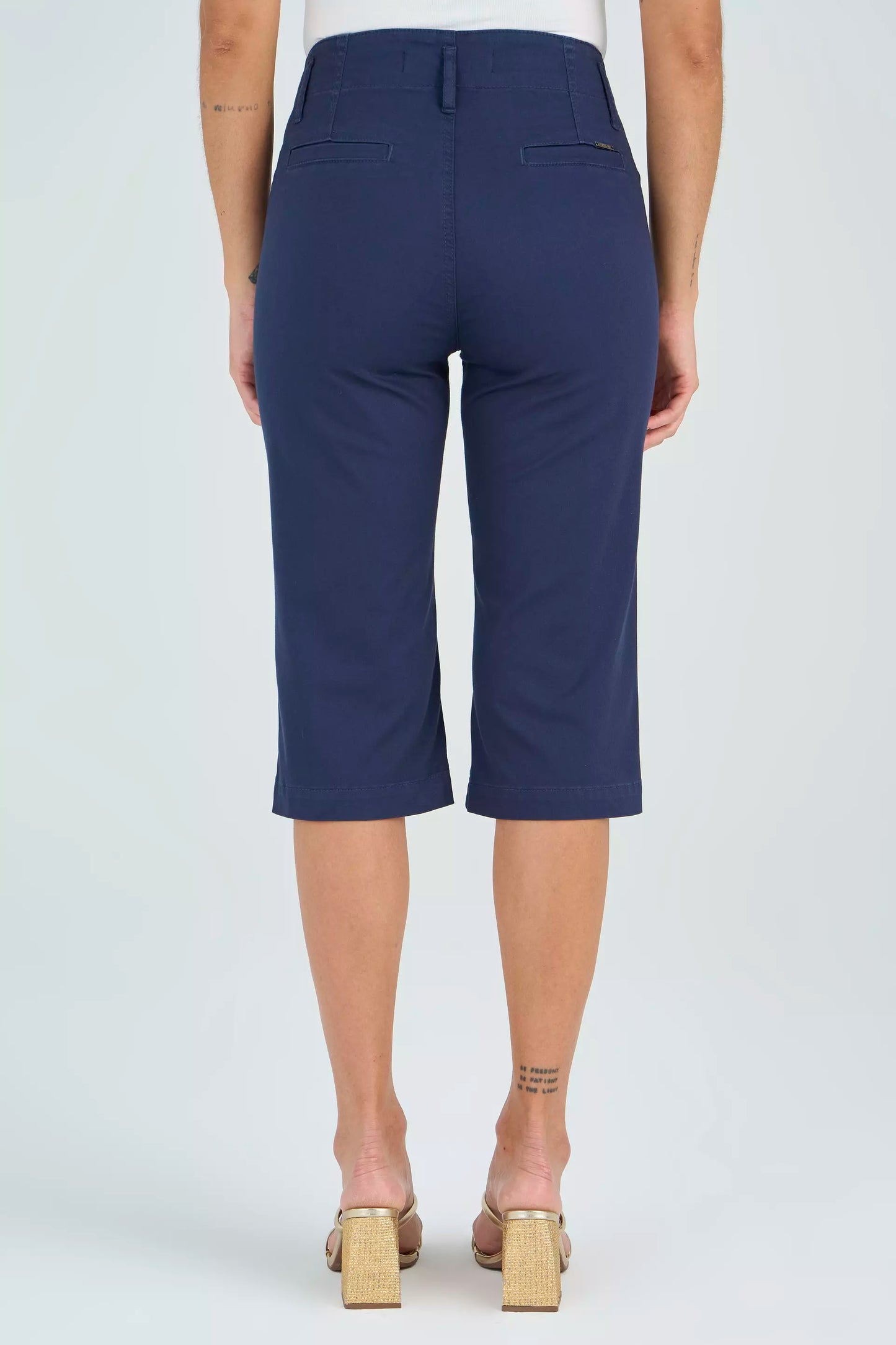 calça sarja color corsário cintura intermediária com pences